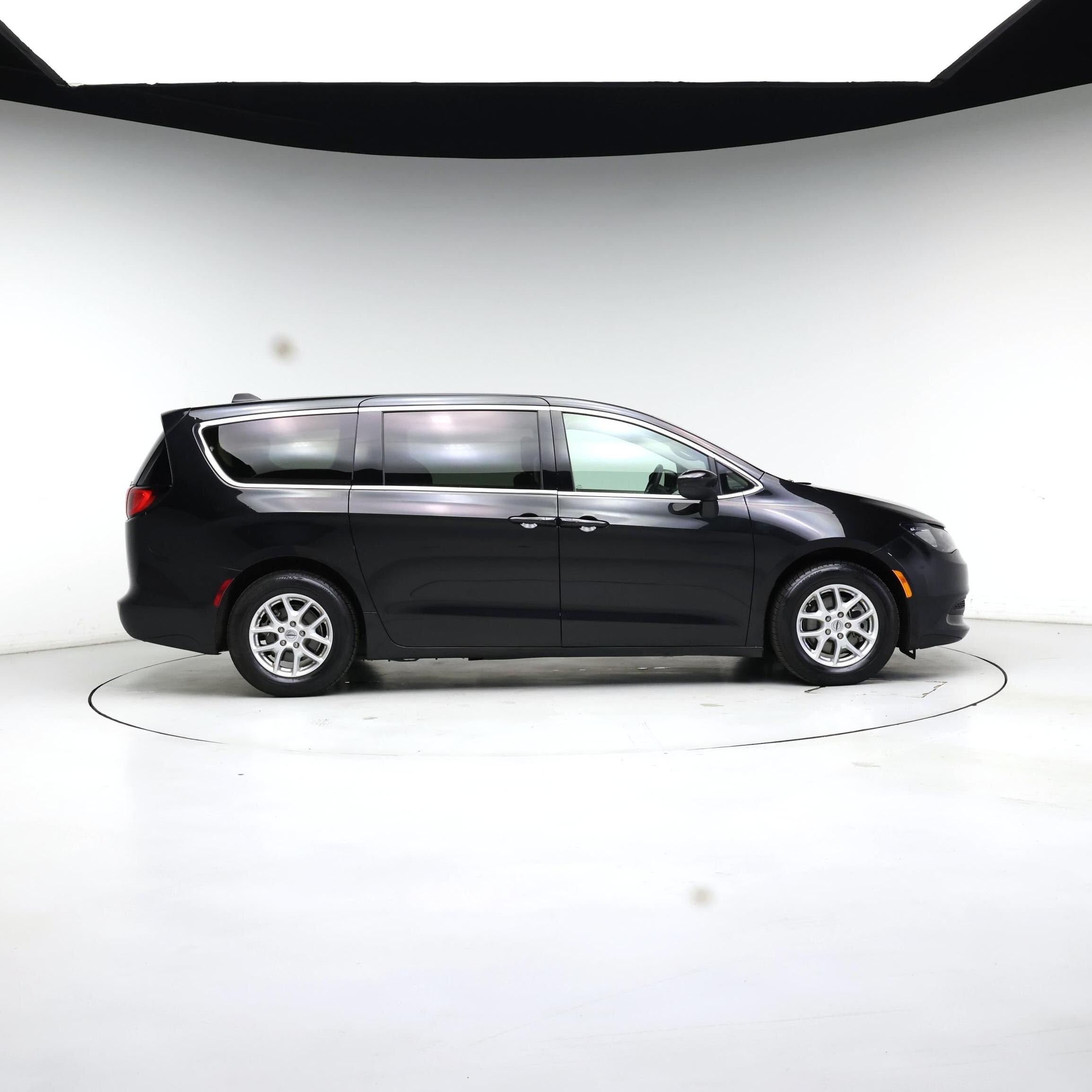 Thumbnail: 2022 Chrysler Voyager - 7