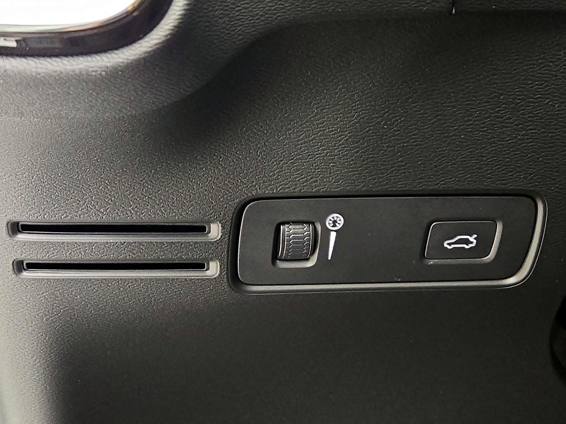 Thumbnail: 2020 Volvo XC40 - 13