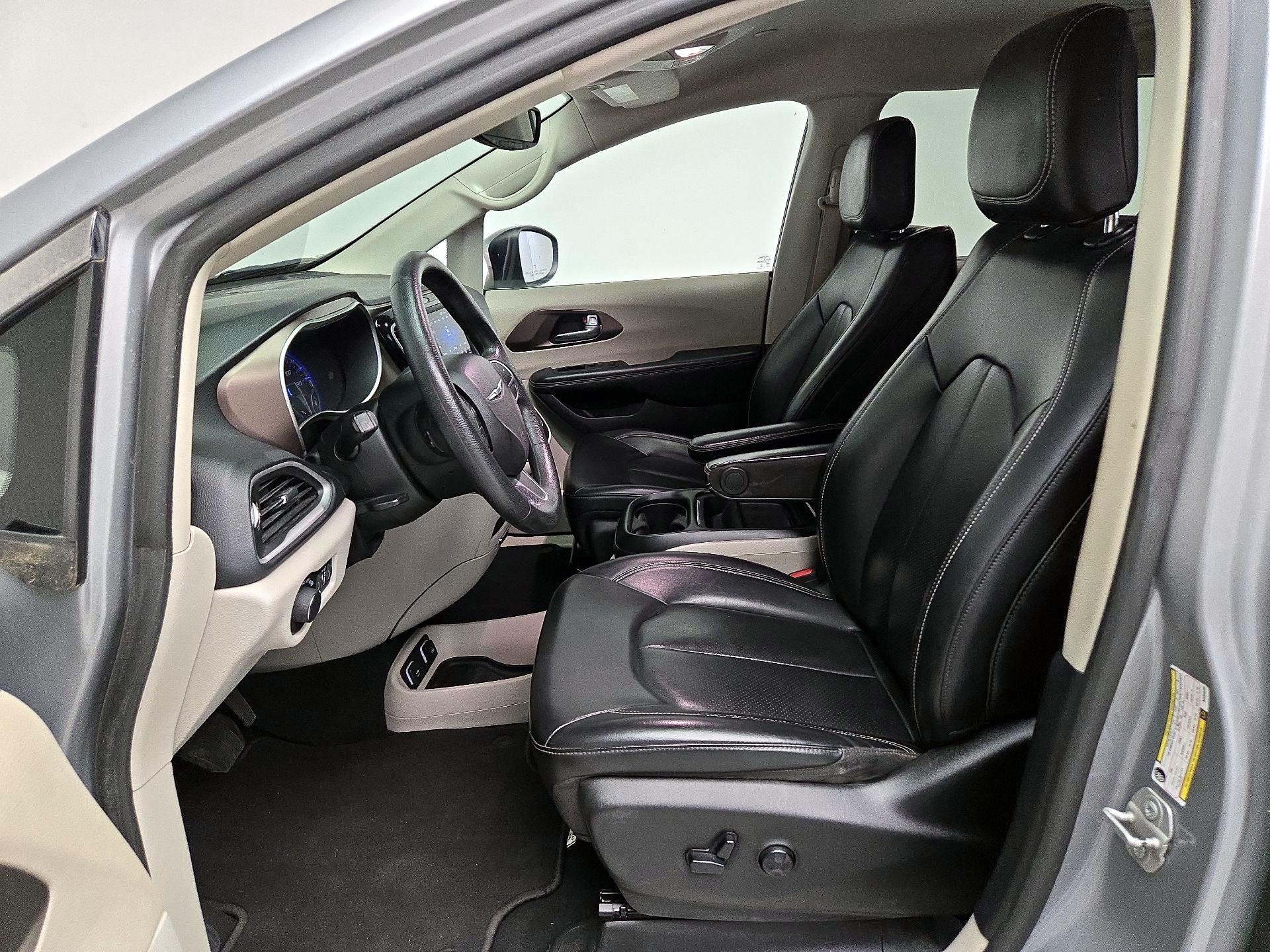 Thumbnail: 2021 Chrysler Voyager - 11