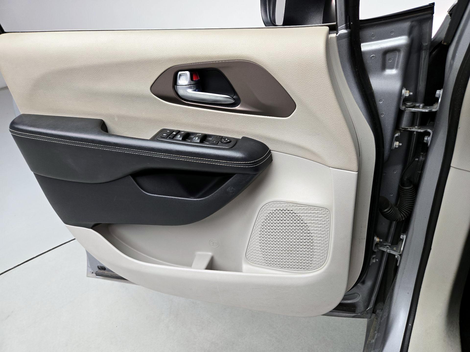 Thumbnail: 2021 Chrysler Voyager - 12