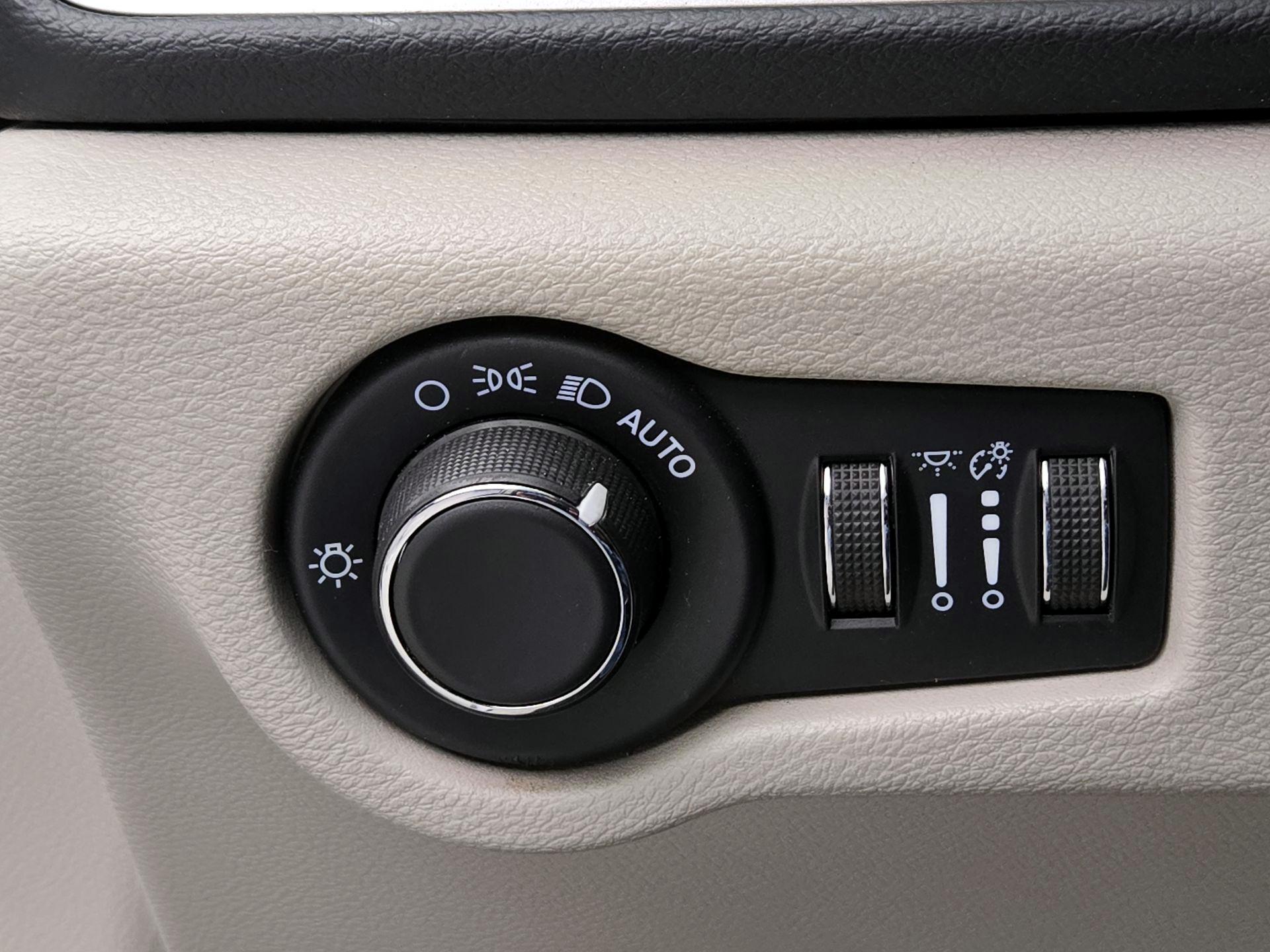 Thumbnail: 2021 Chrysler Voyager - 13