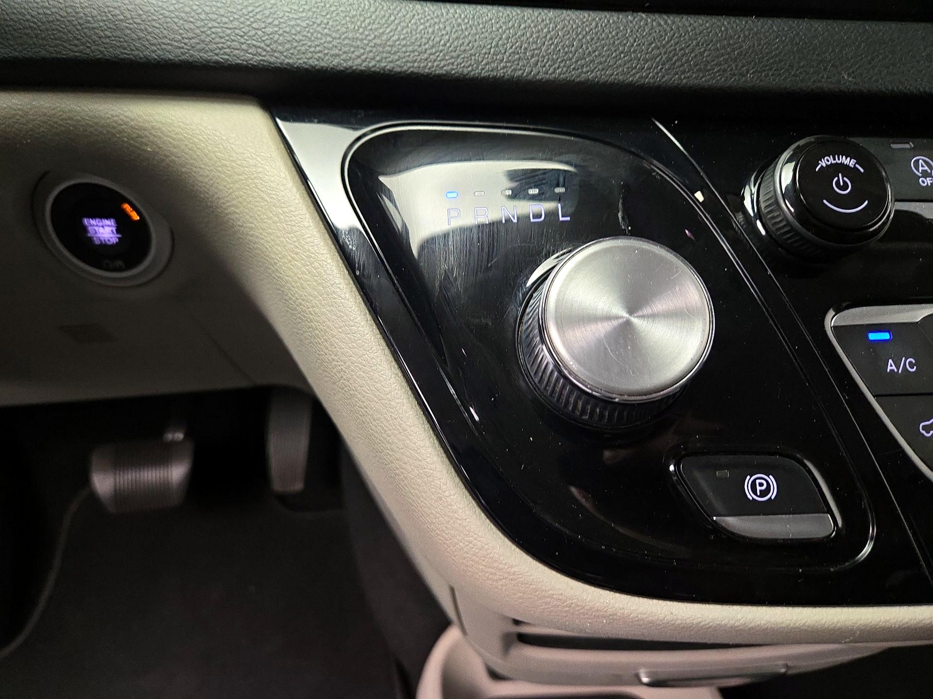 Thumbnail: 2021 Chrysler Voyager - 17