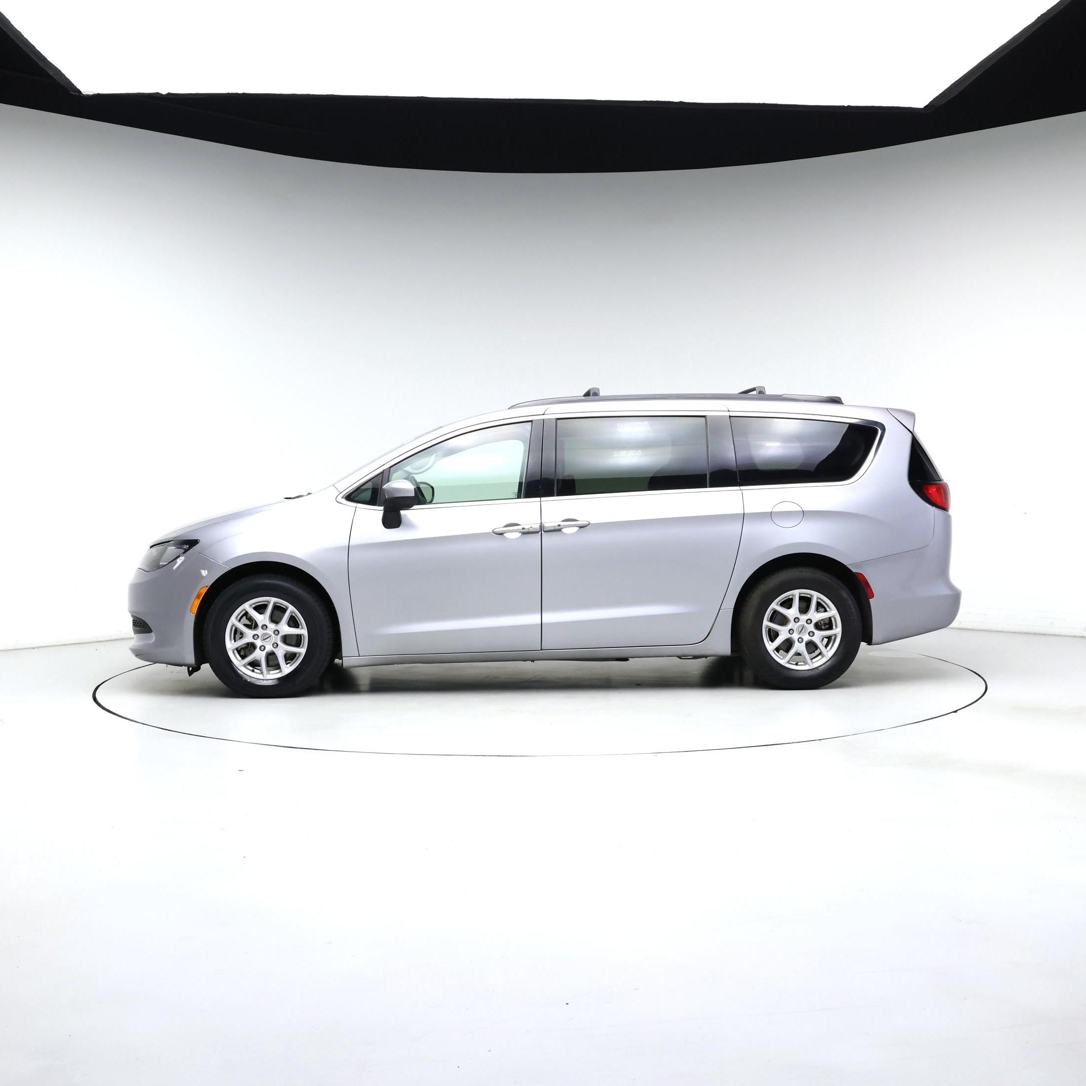 Thumbnail: 2021 Chrysler Voyager - 3