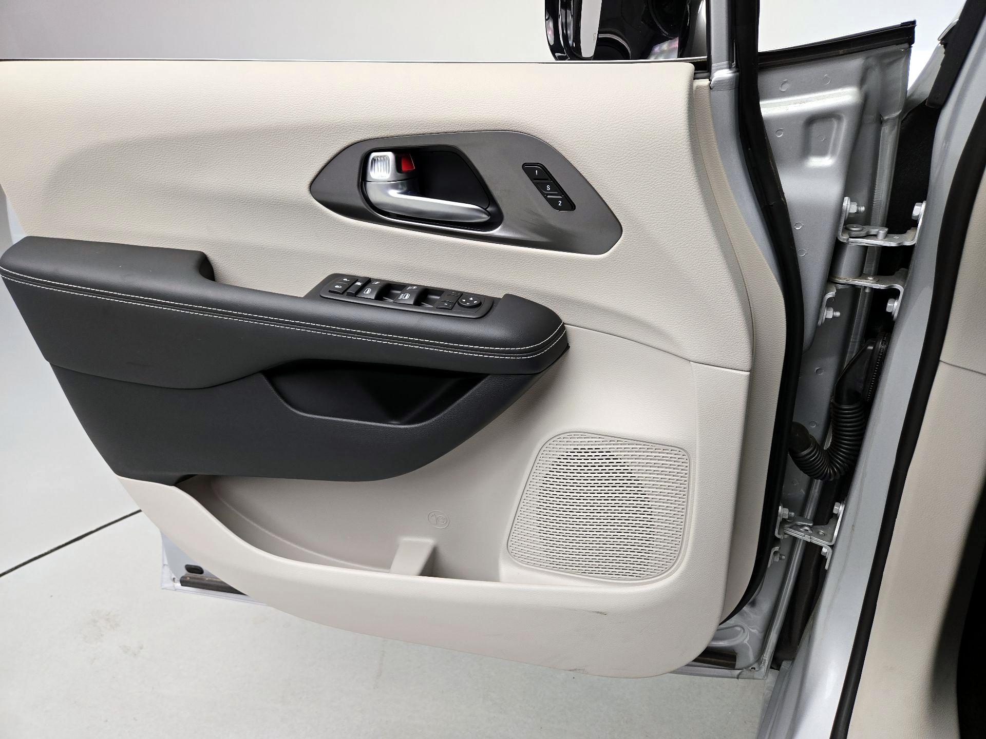 Thumbnail: 2024 Chrysler Pacifica - 12