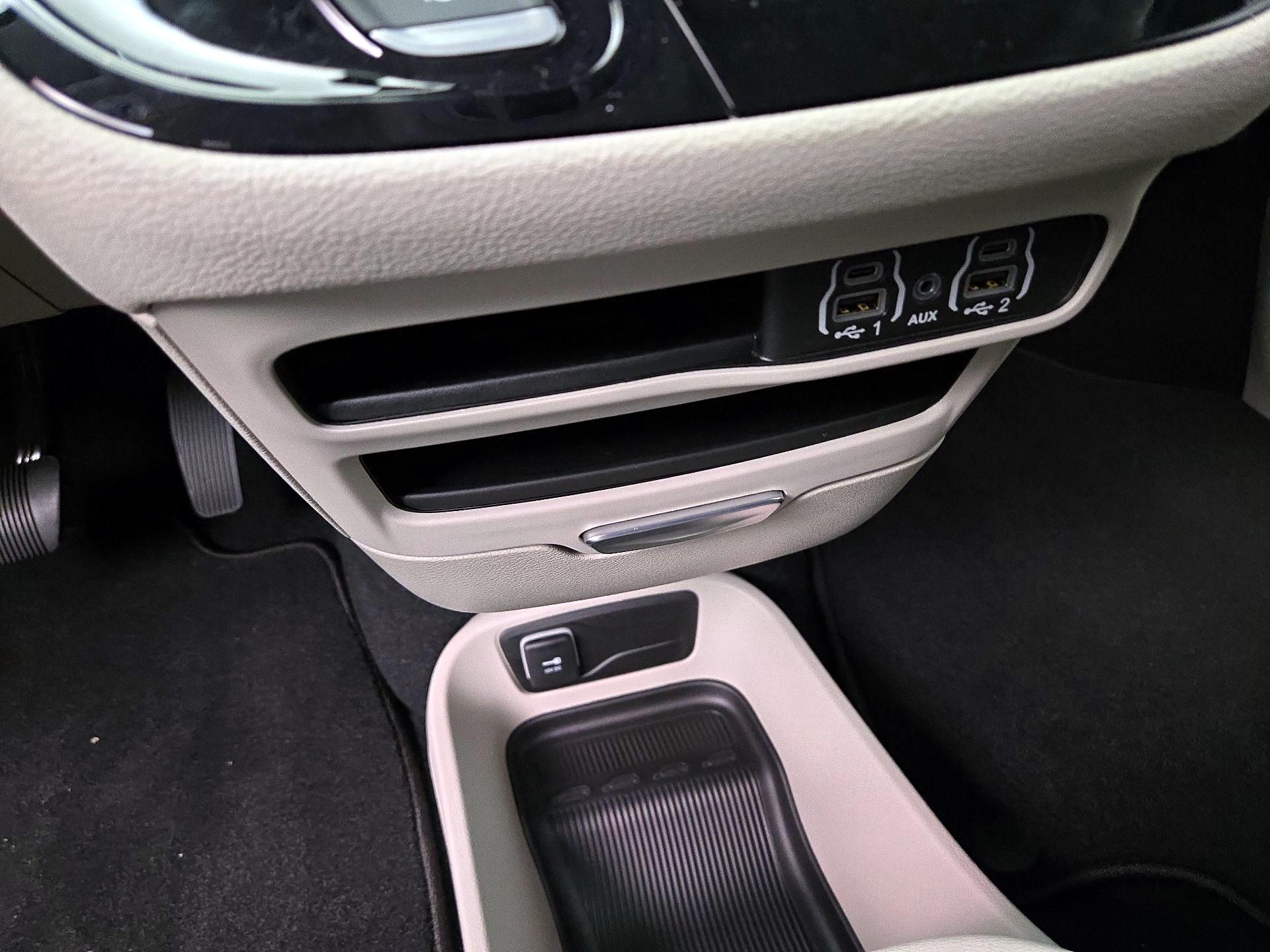 Thumbnail: 2024 Chrysler Pacifica - 18