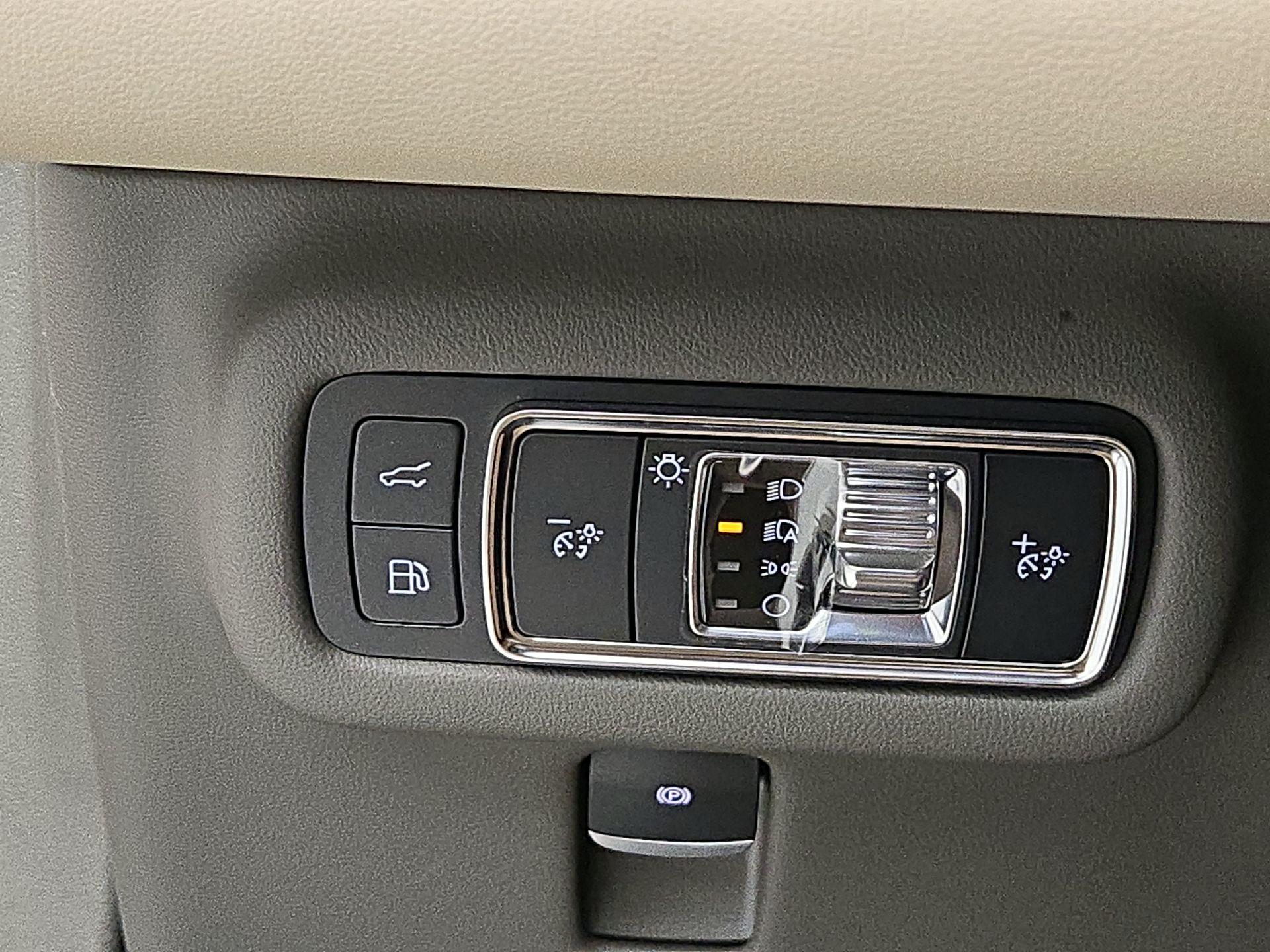 Thumbnail: 2024 Lincoln Nautilus - 13