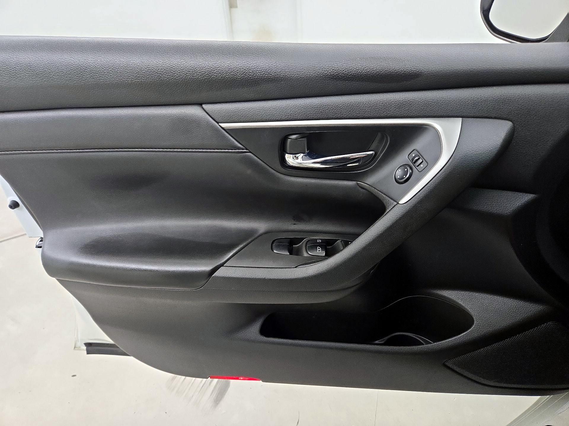 Thumbnail: 2015 Nissan Altima - 12