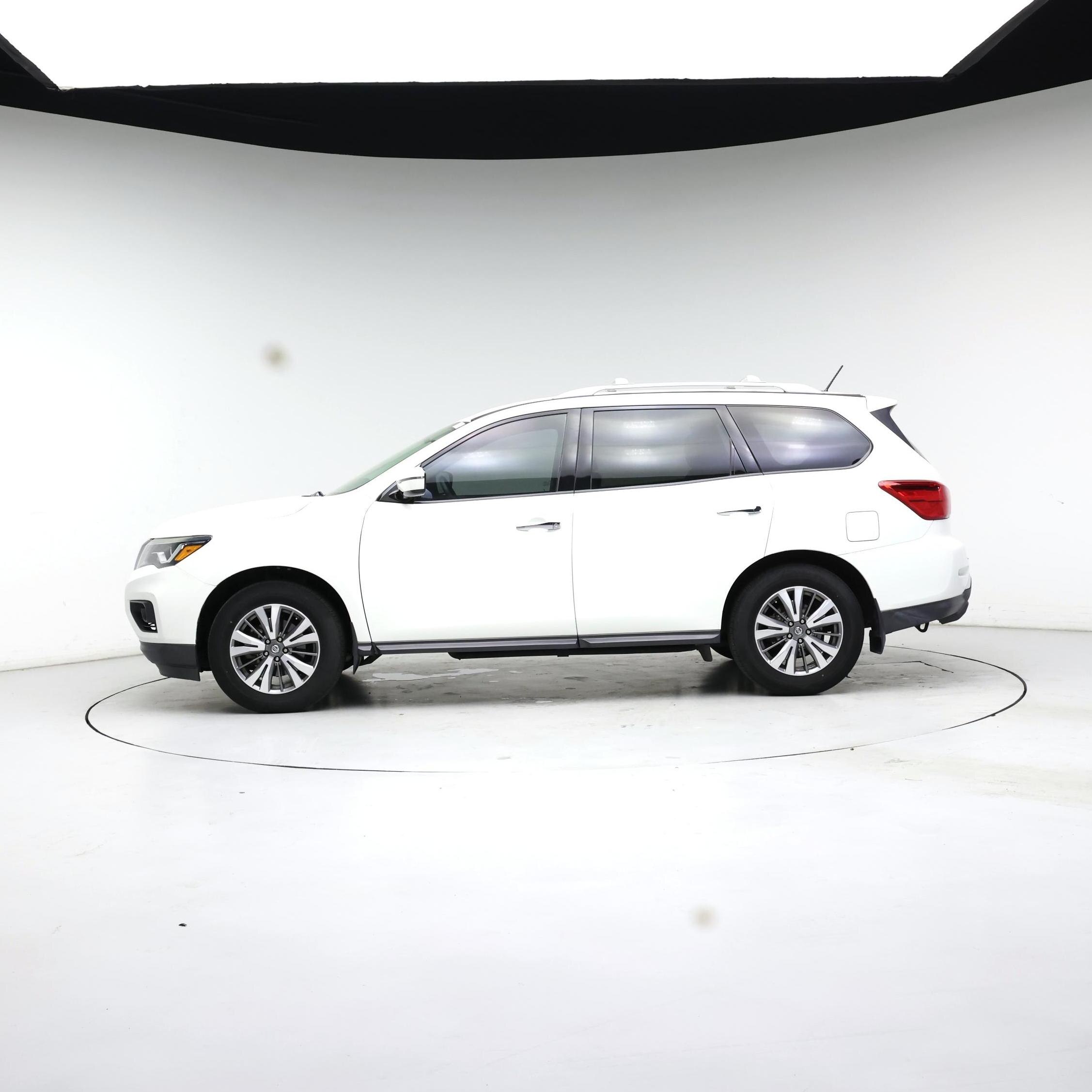 Thumbnail: 2017 Nissan Pathfinder - 3