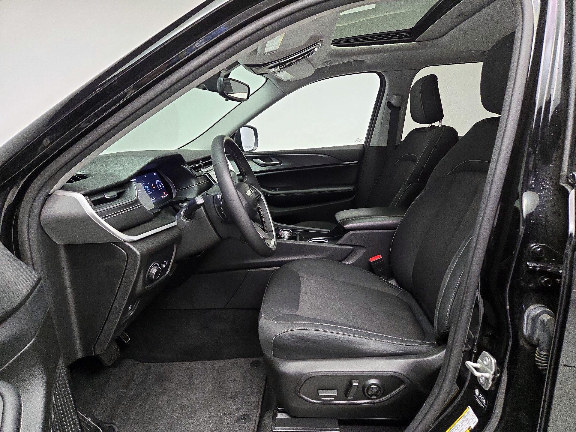 Thumbnail: 2023 Jeep Grand Cherokee - 11