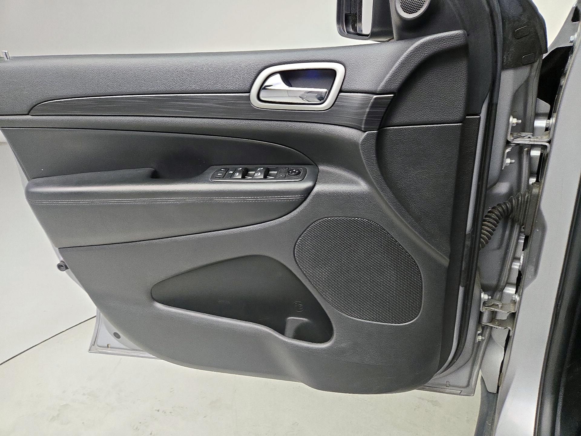 Thumbnail: 2019 Jeep Grand Cherokee - 12