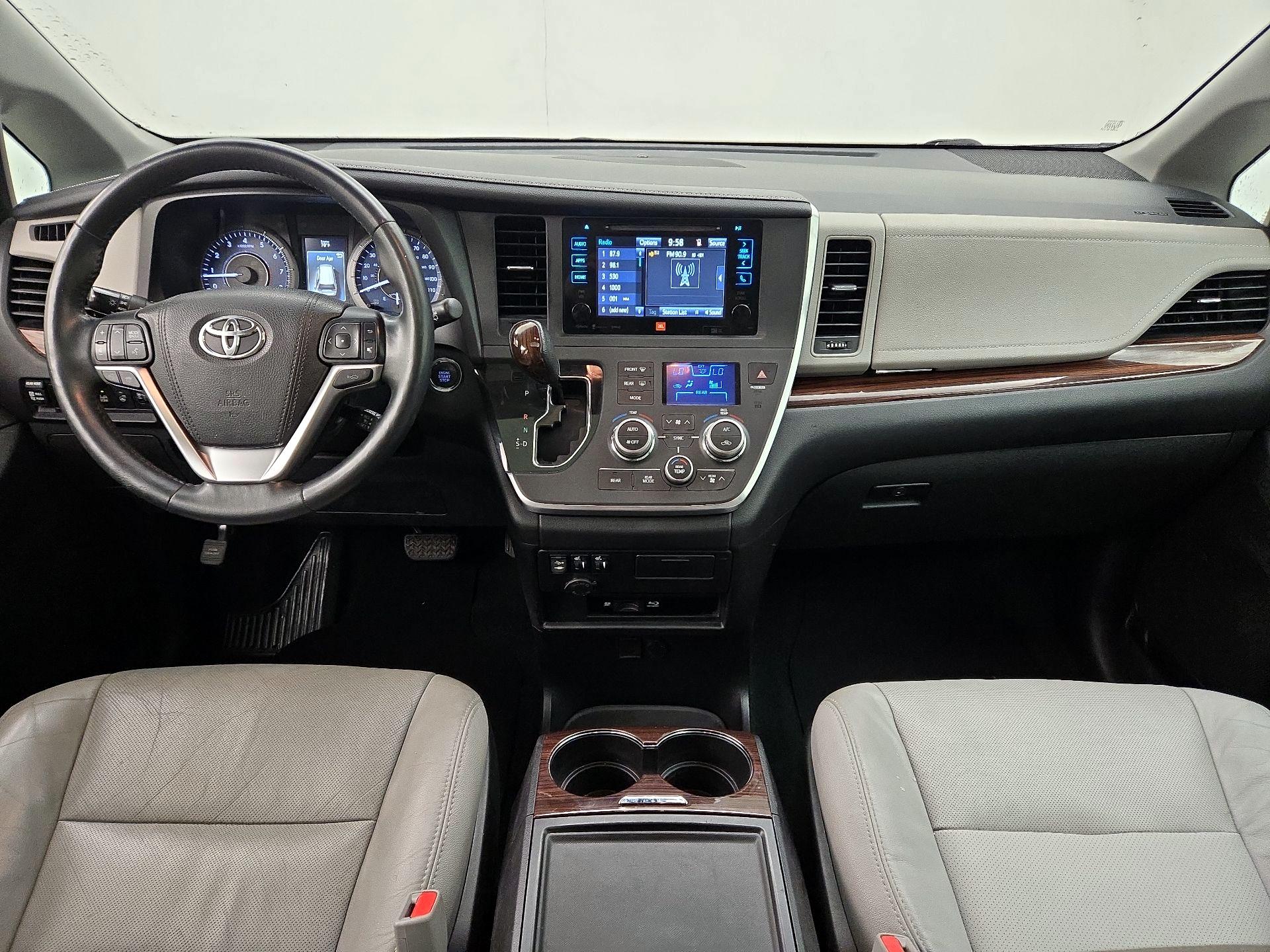 Thumbnail: 2016 Toyota Sienna - 9