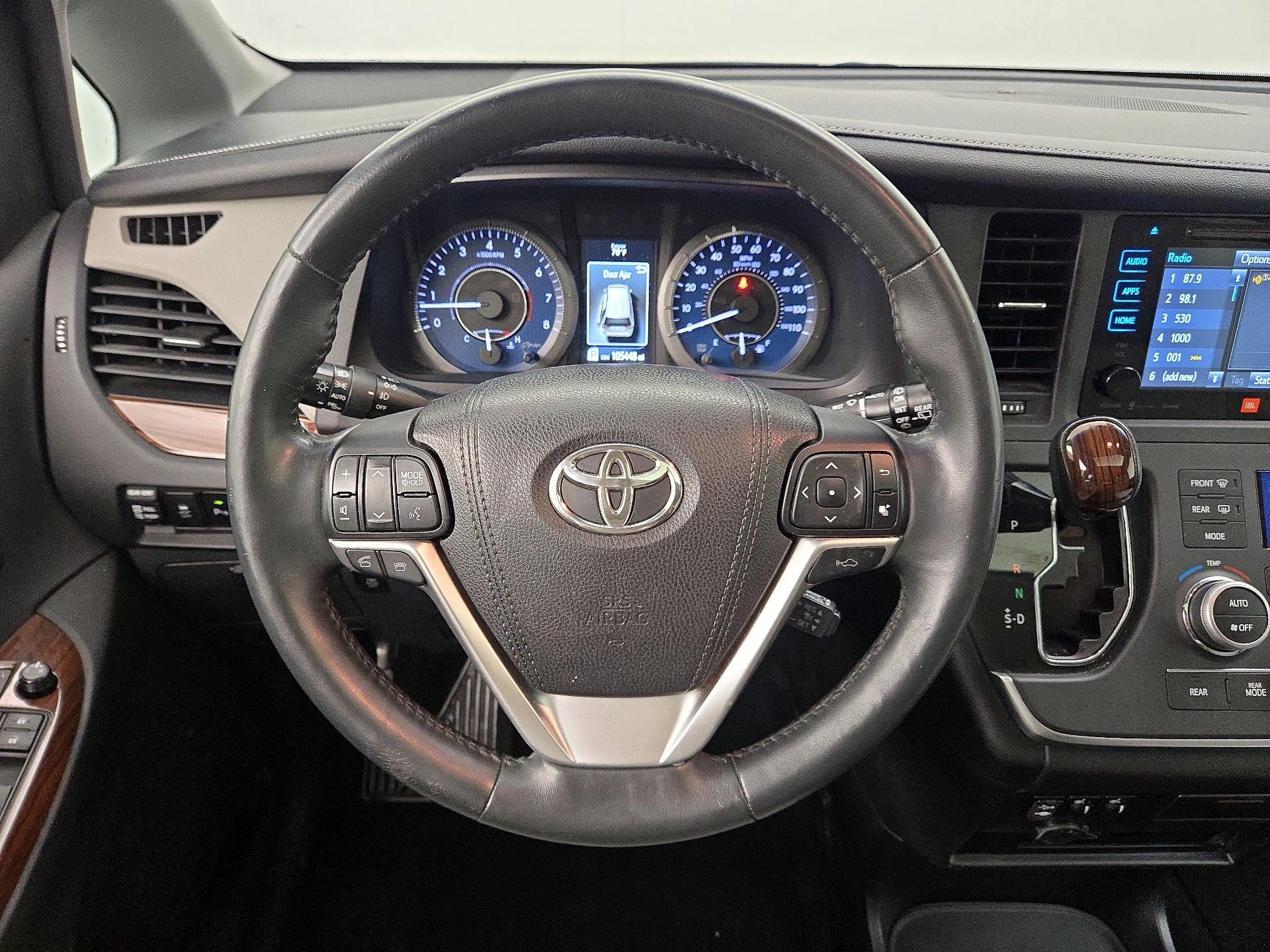 Thumbnail: 2016 Toyota Sienna - 10