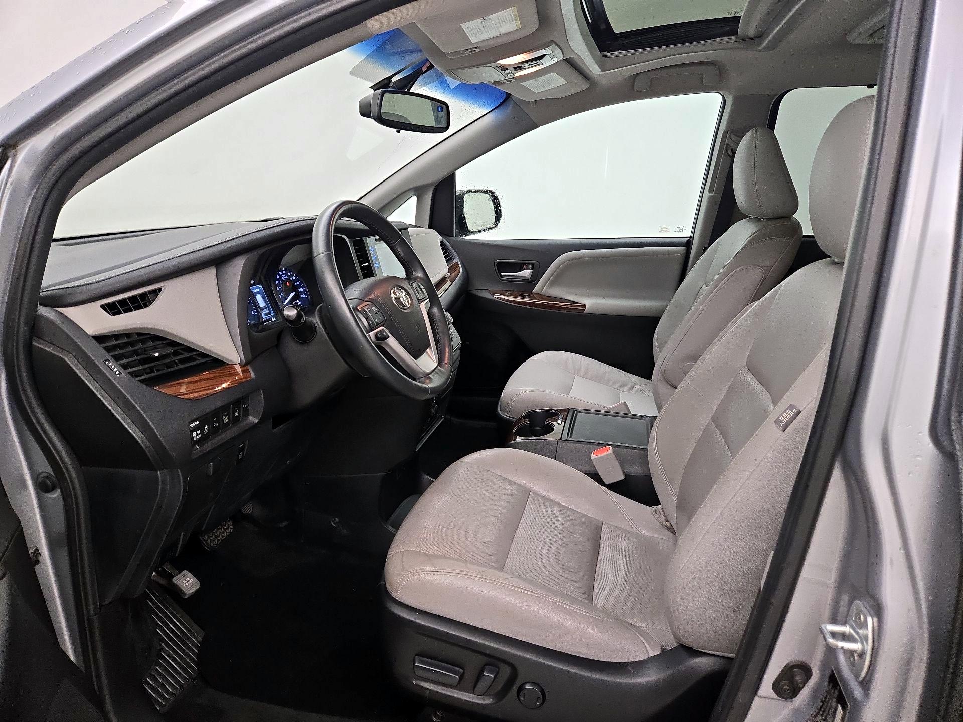Thumbnail: 2016 Toyota Sienna - 11