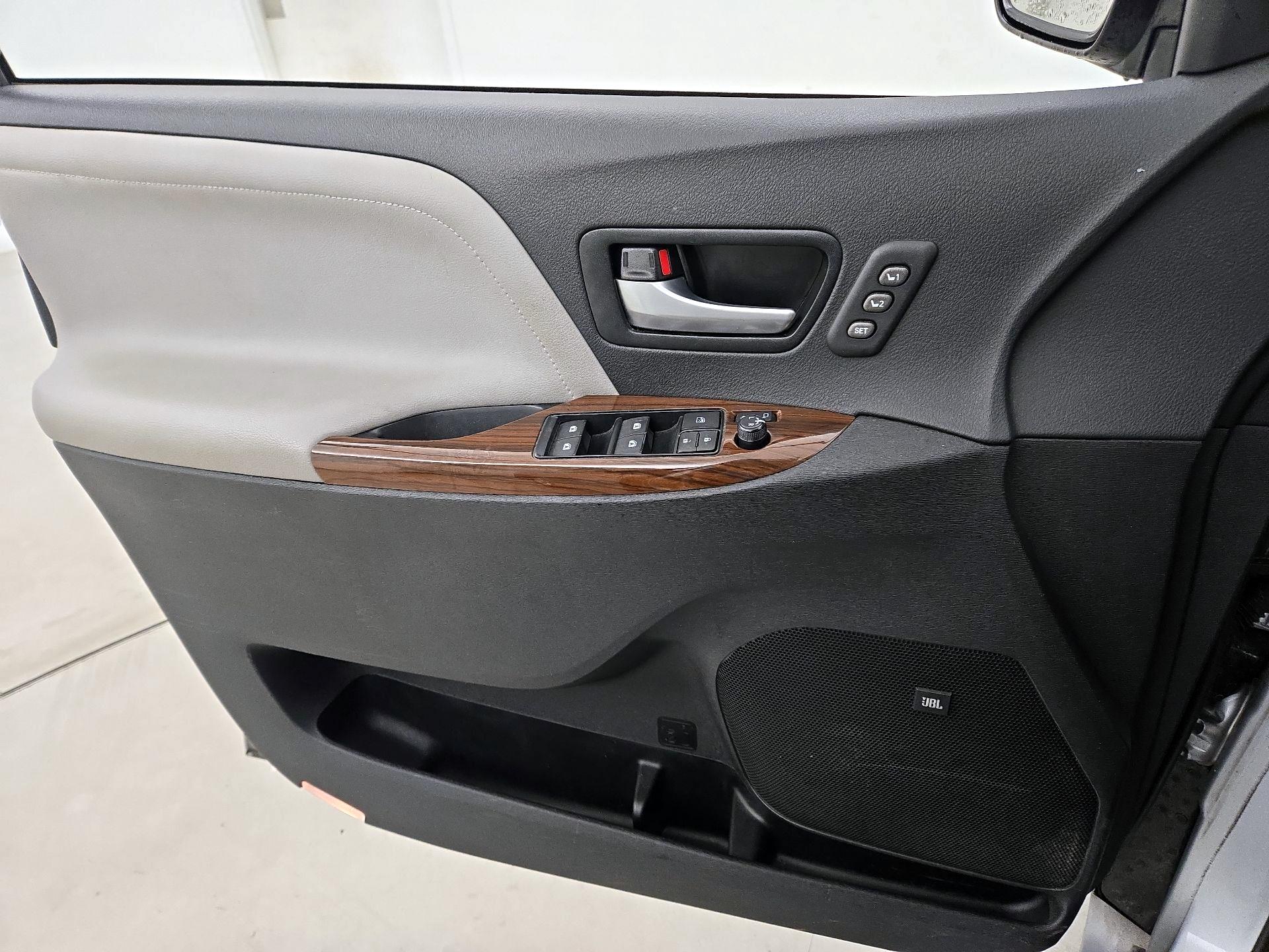 Thumbnail: 2016 Toyota Sienna - 12