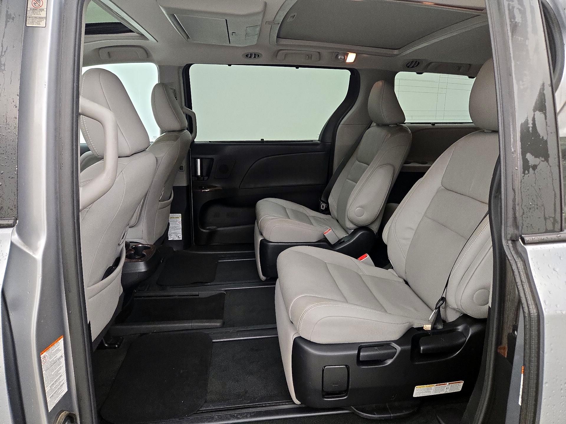 Thumbnail: 2016 Toyota Sienna - 19
