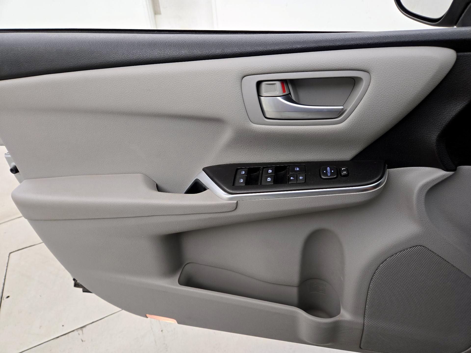 Thumbnail: 2017 Toyota Camry - 12