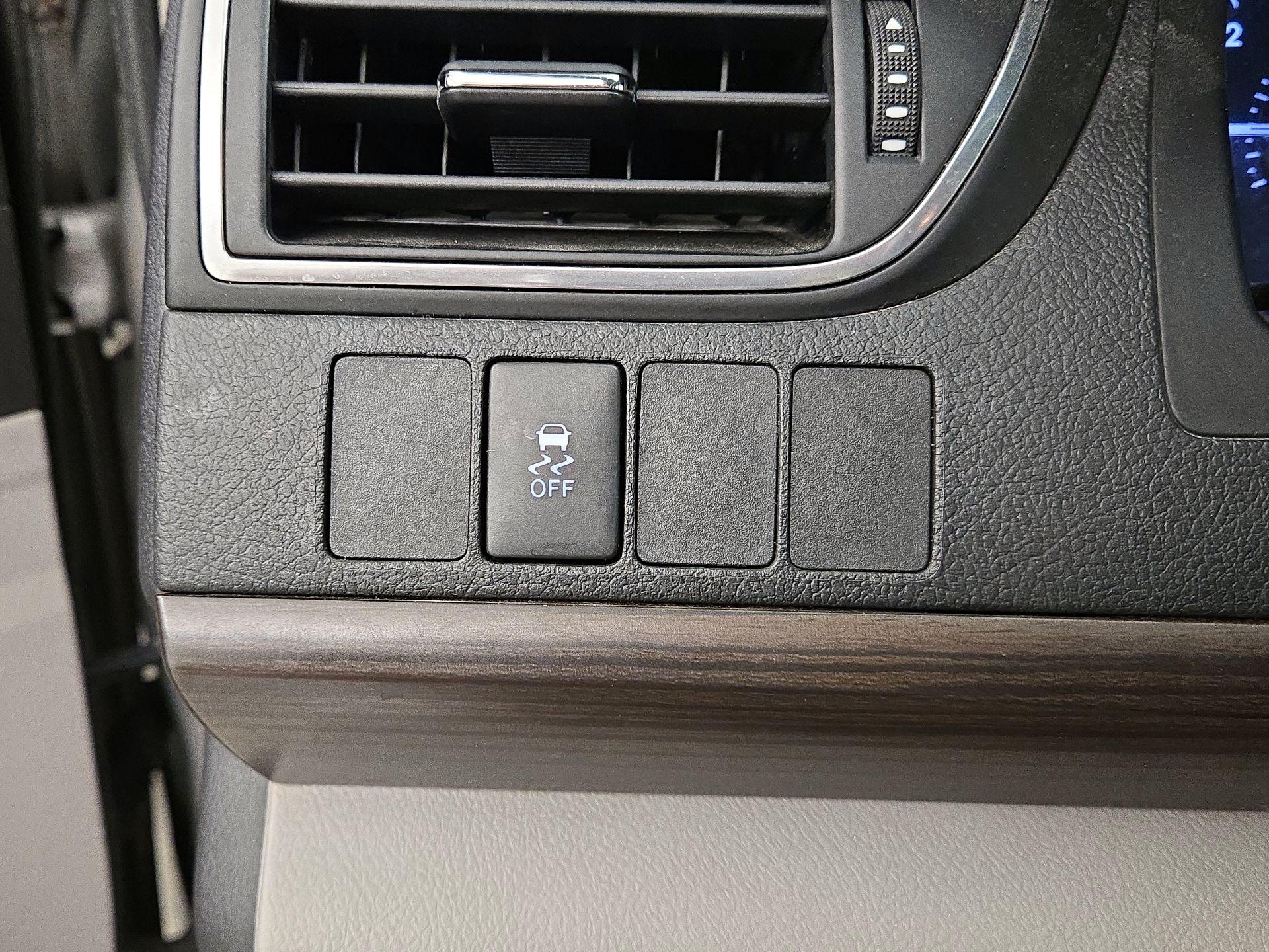 Thumbnail: 2017 Toyota Camry - 13