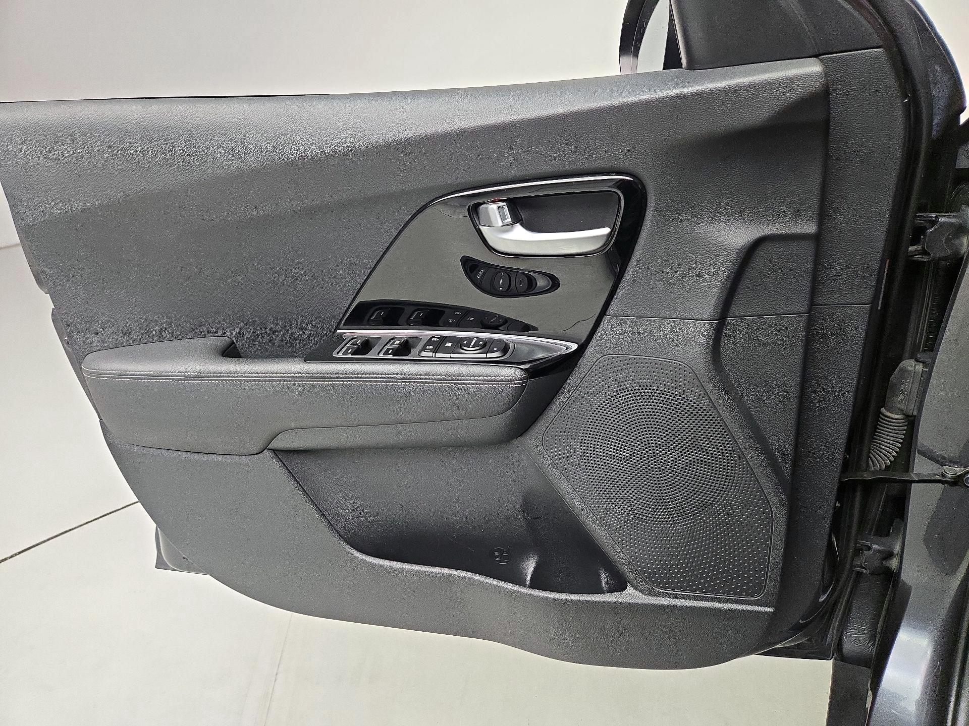 Thumbnail: 2020 Kia Niro - 12