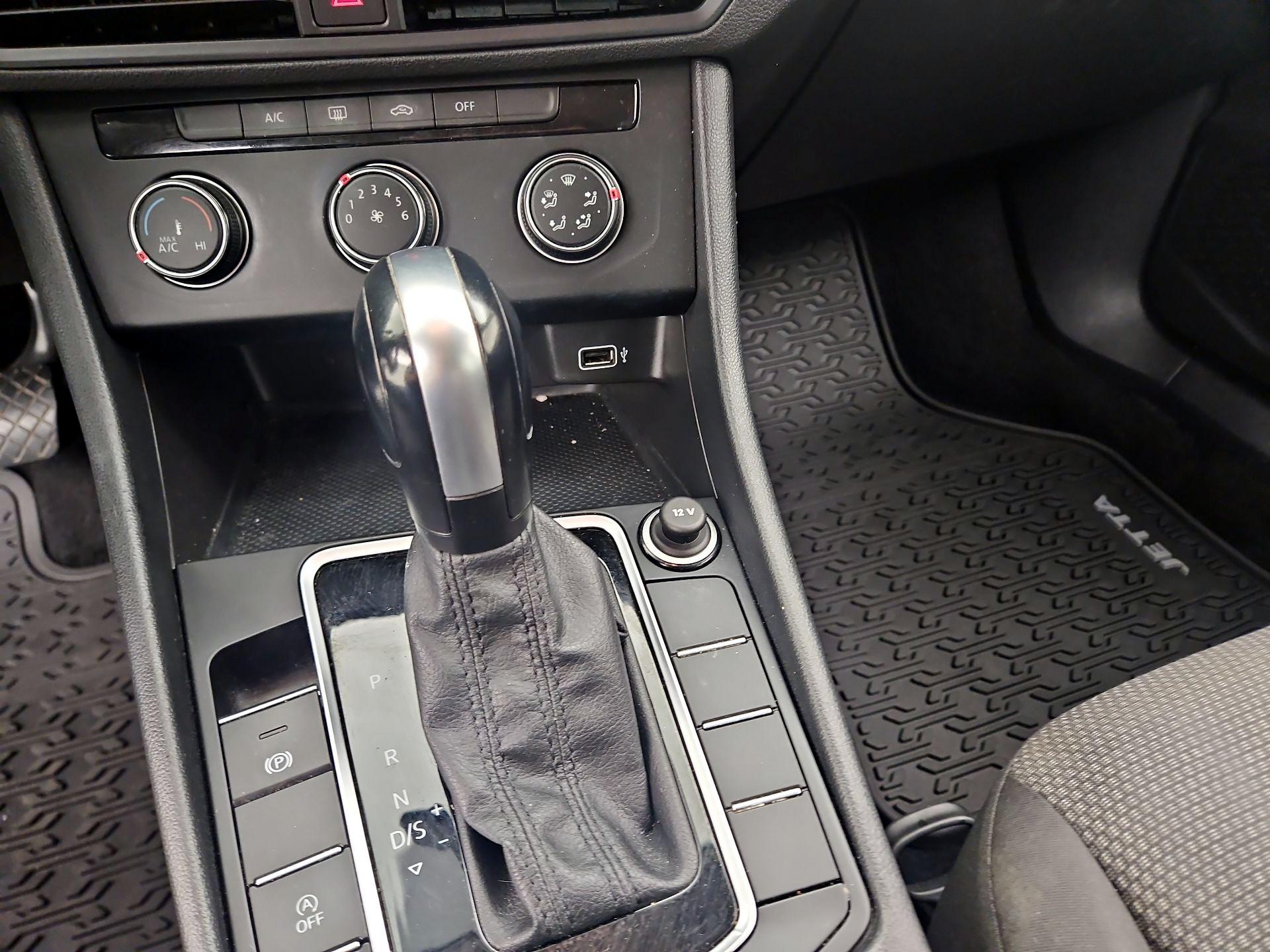 Thumbnail: 2019 Volkswagen Jetta - 18