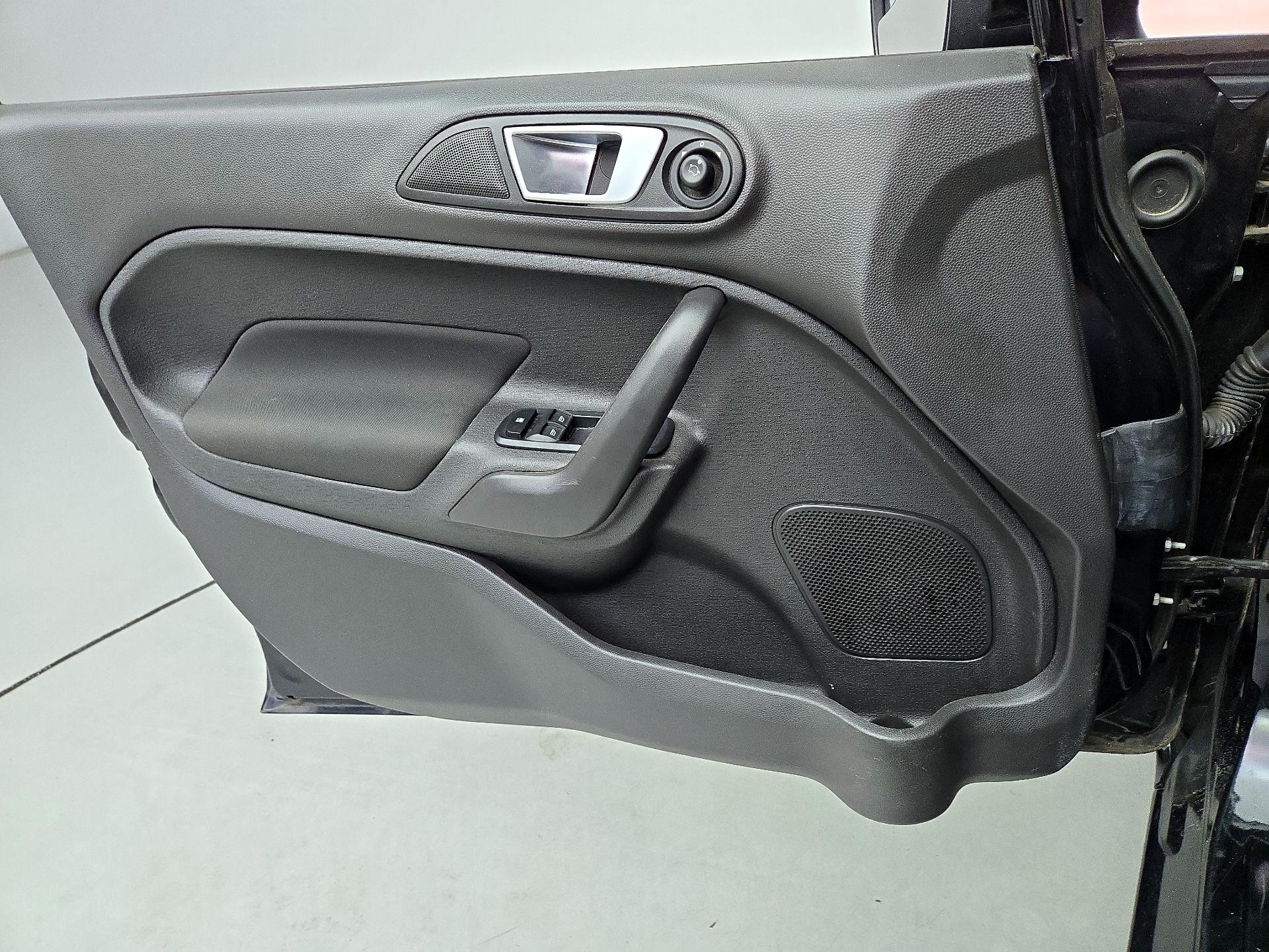 Thumbnail: 2016 Ford Fiesta - 12