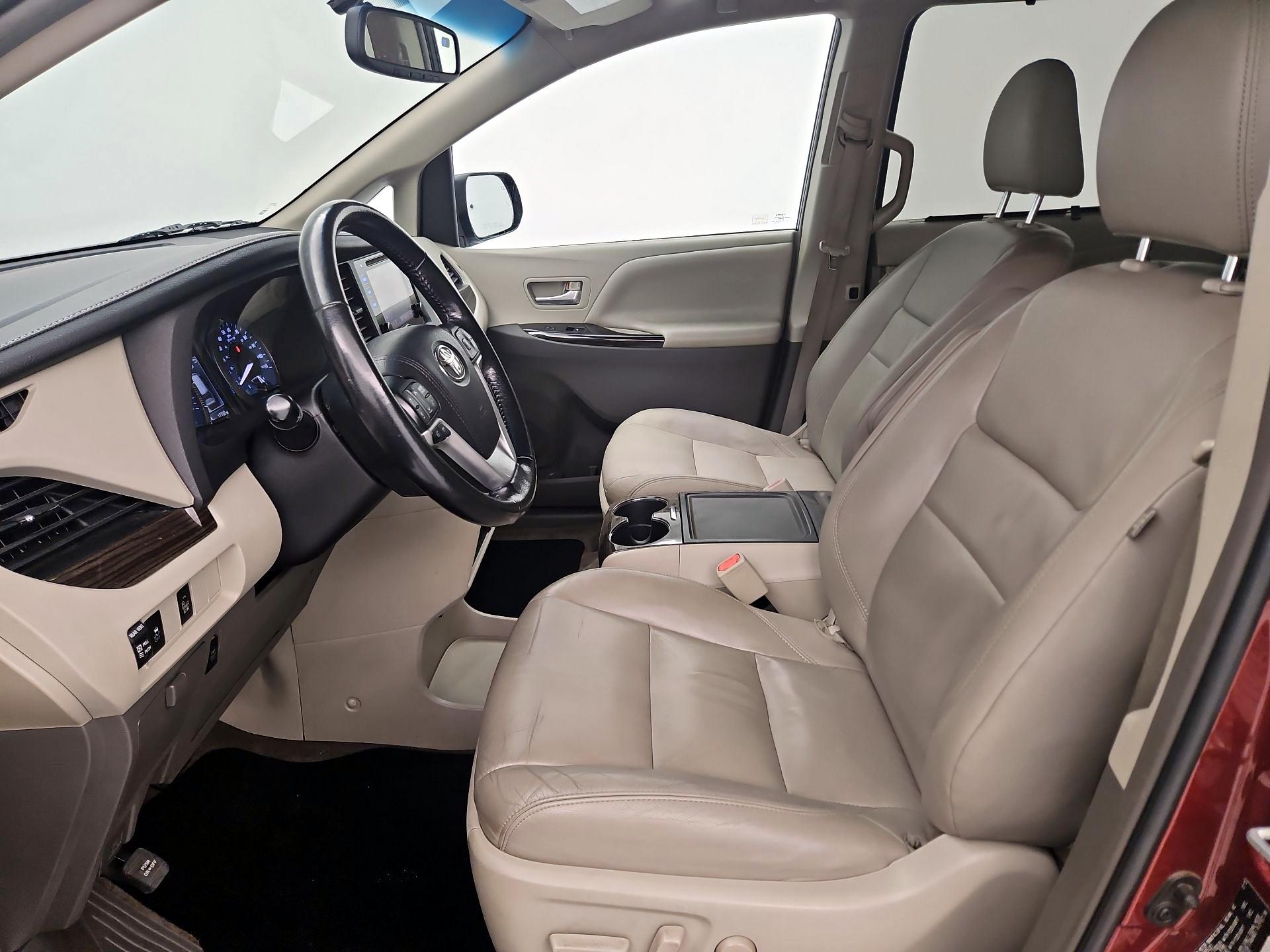 Thumbnail: 2016 Toyota Sienna - 9