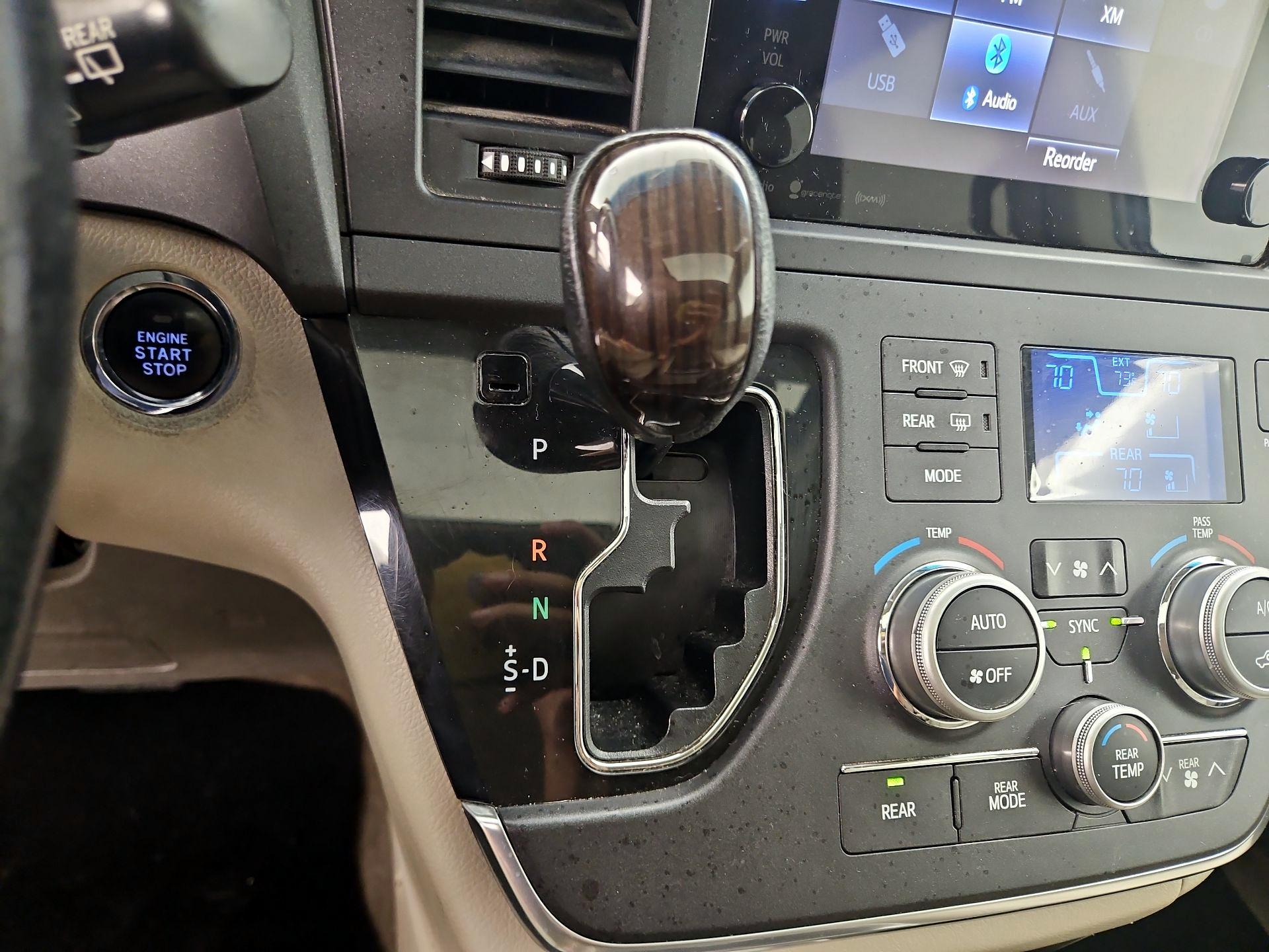 Thumbnail: 2016 Toyota Sienna - 15