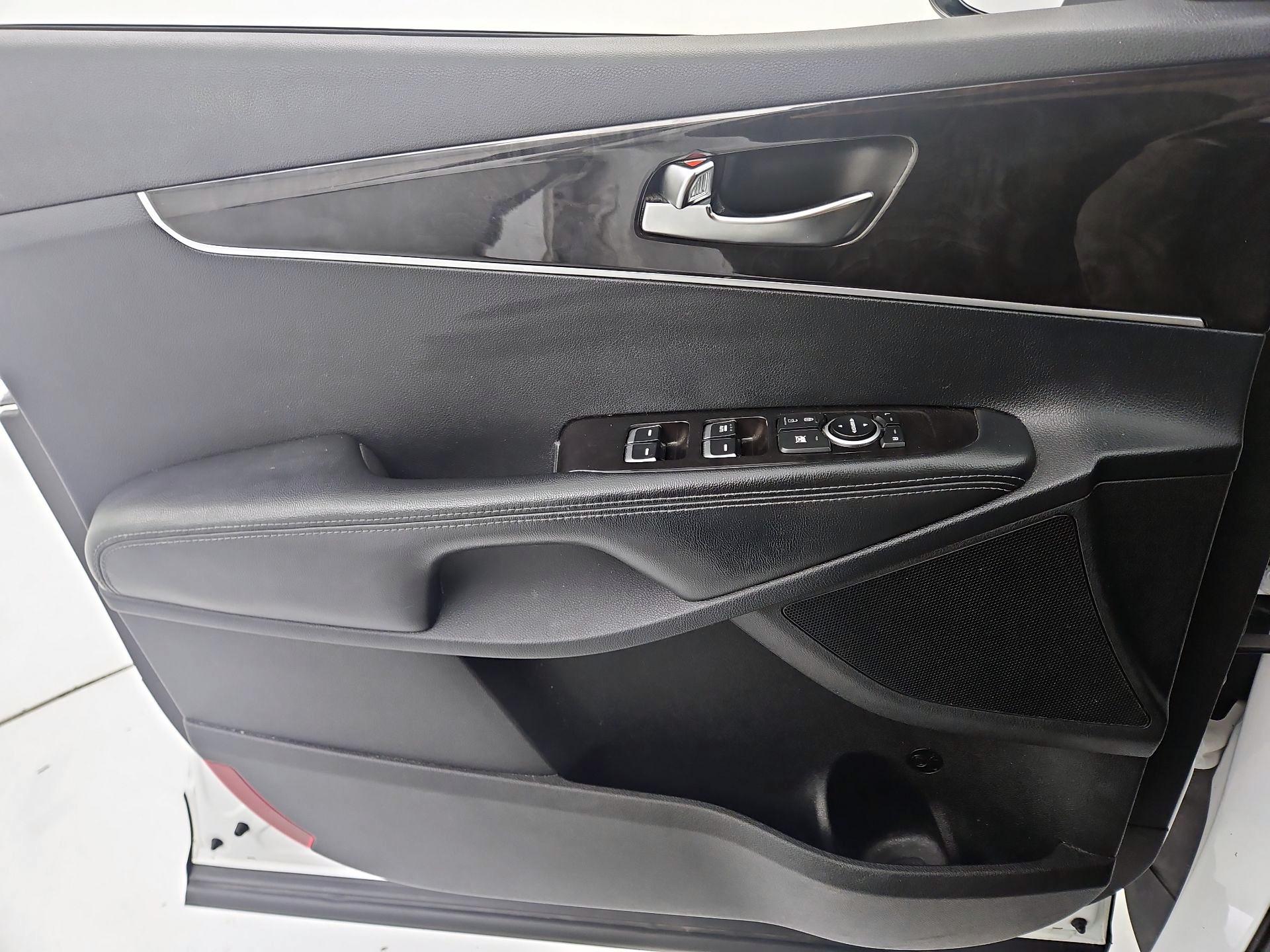 Thumbnail: 2016 Kia Sorento - 12