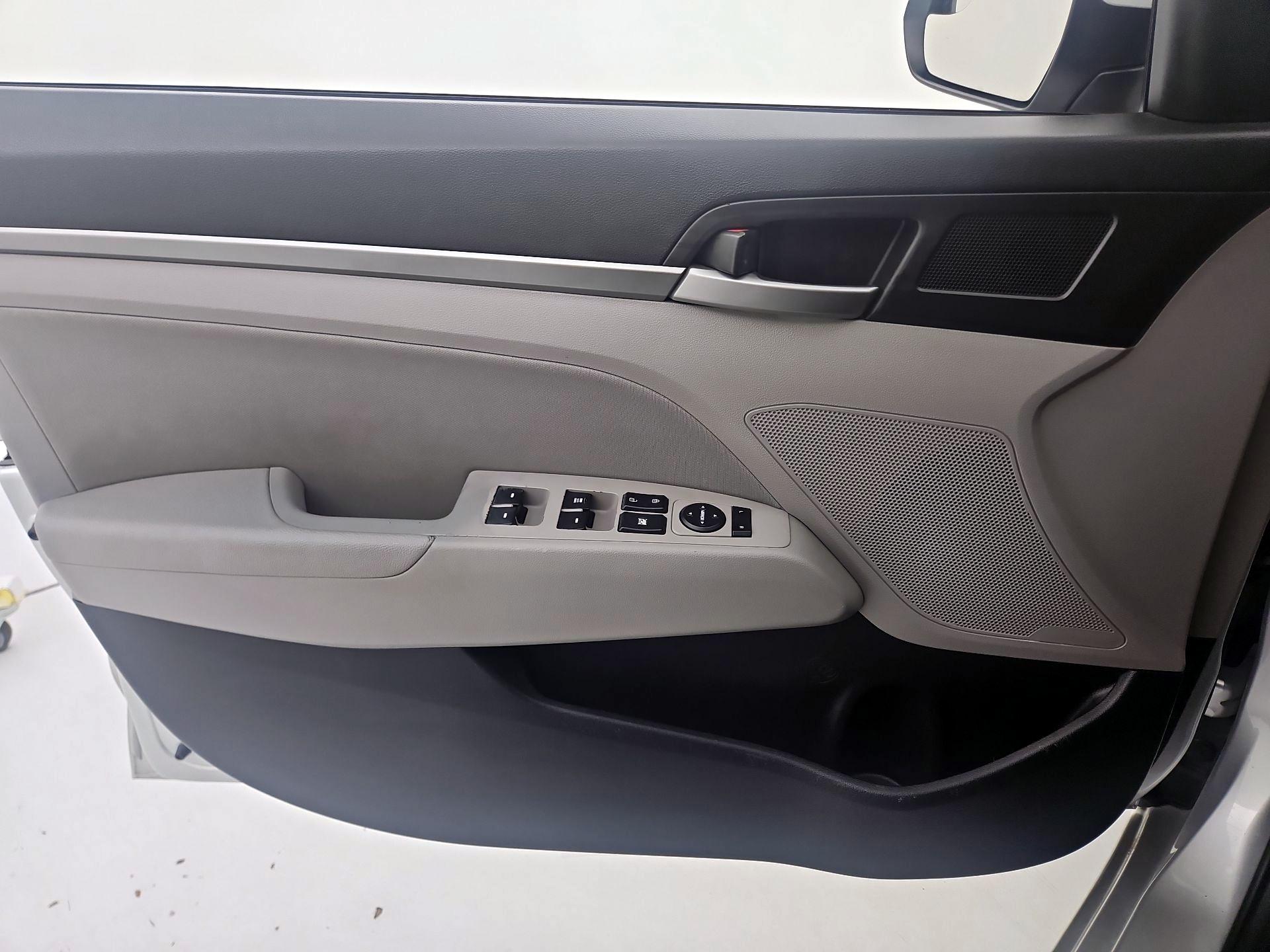 Thumbnail: 2017 Hyundai Elantra - 10