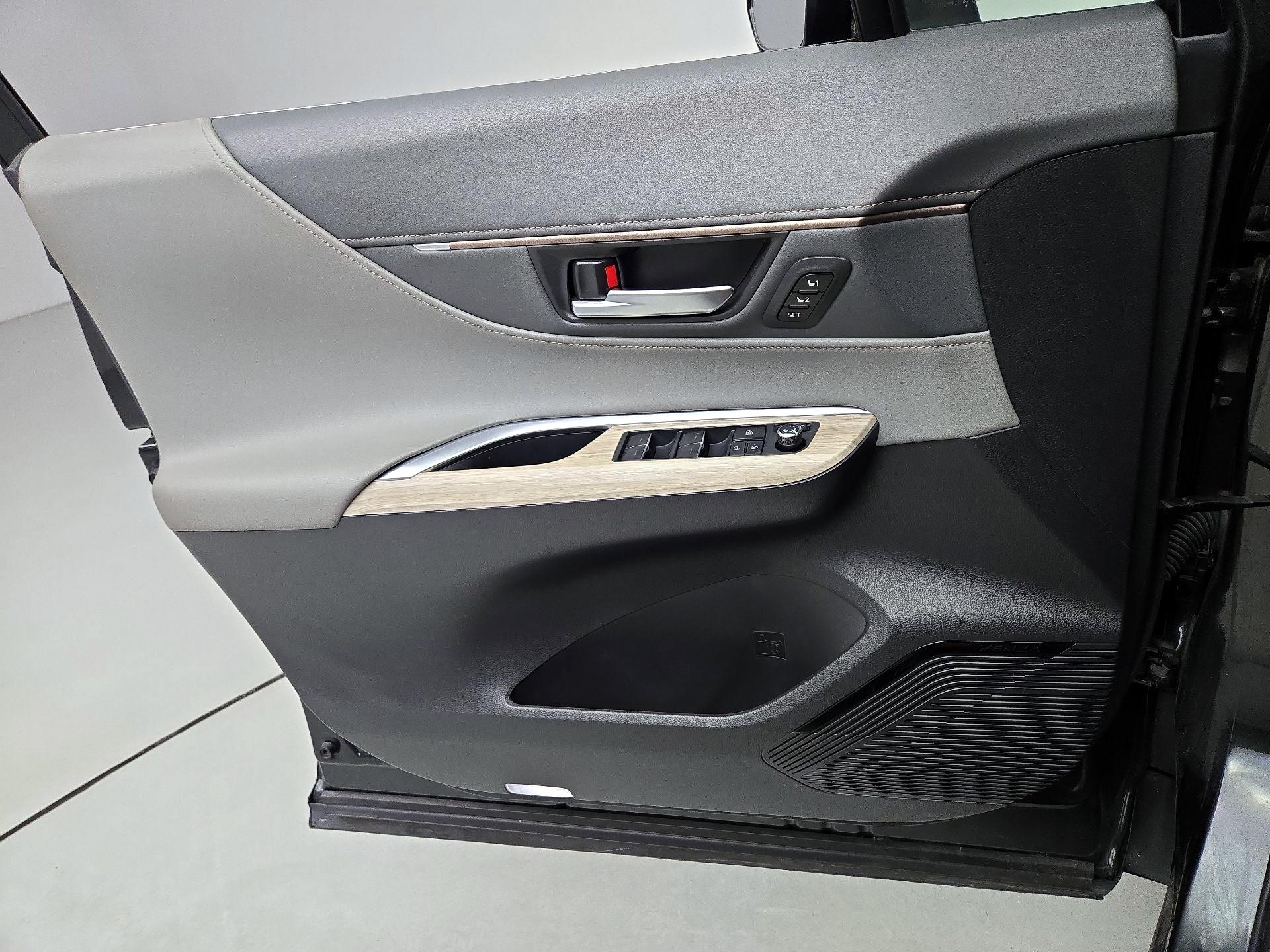 Thumbnail: 2022 Toyota Venza - 12