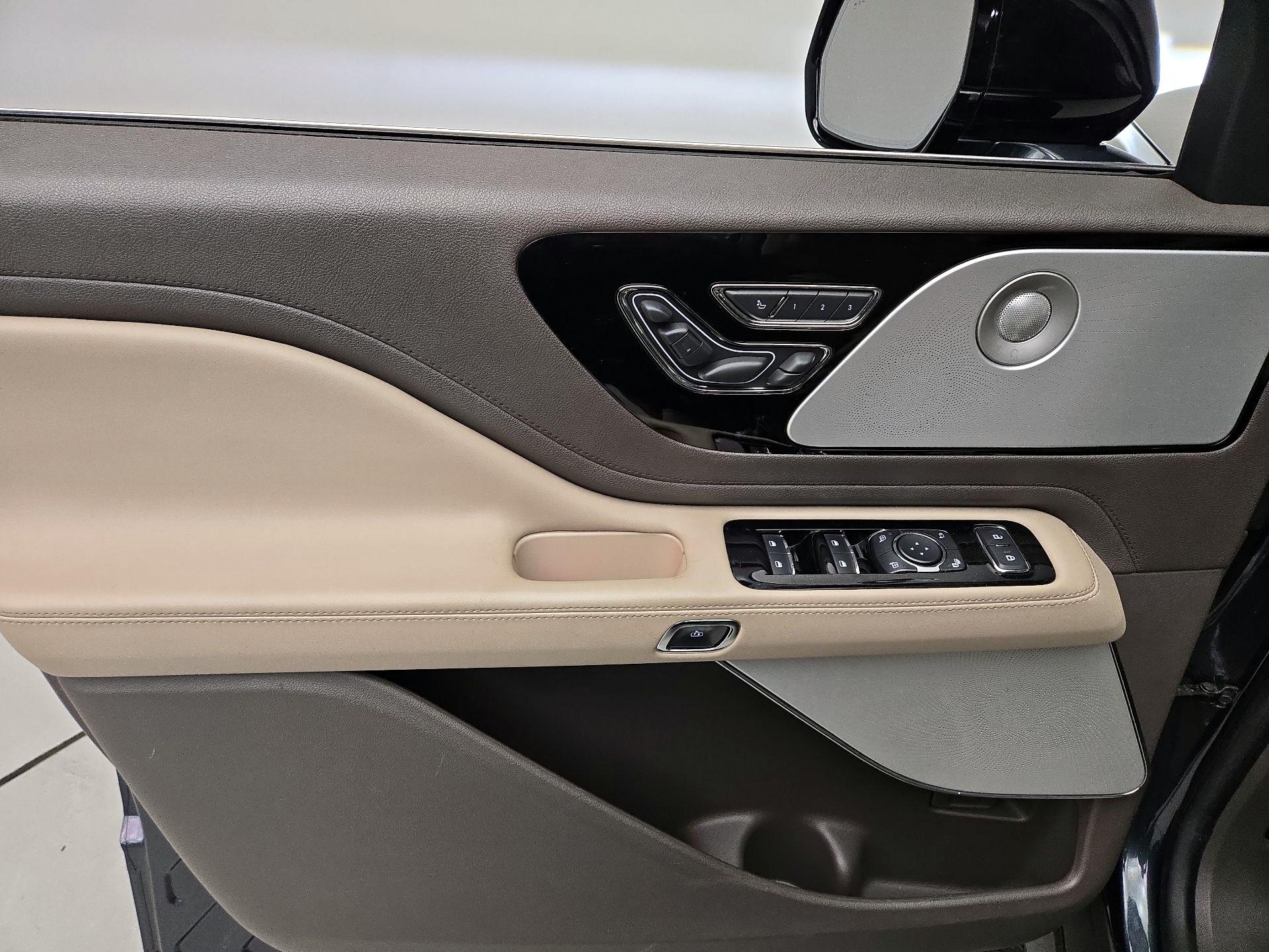 Thumbnail: 2022 Lincoln Aviator - 12