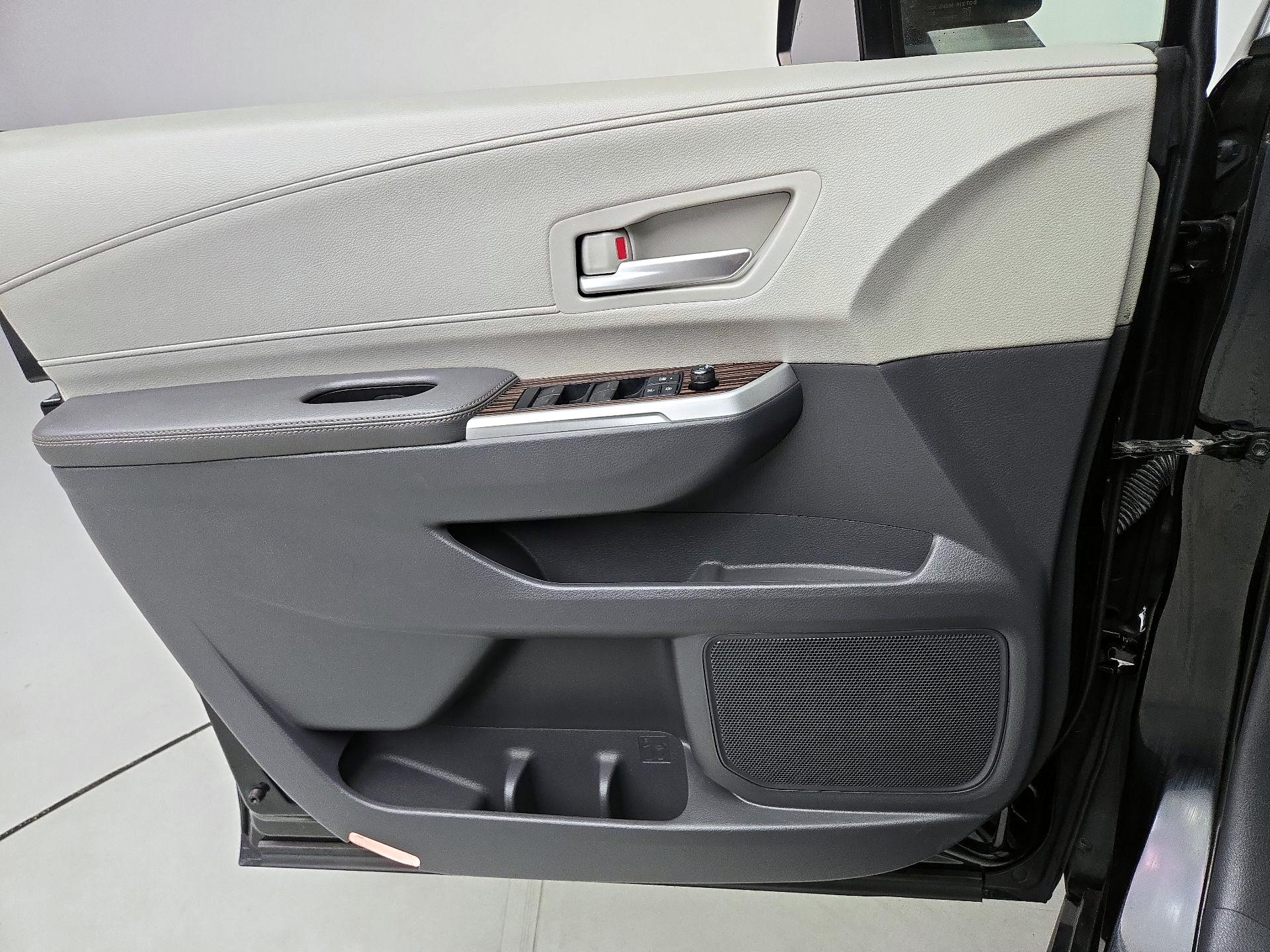 Thumbnail: 2022 Toyota Sienna - 12