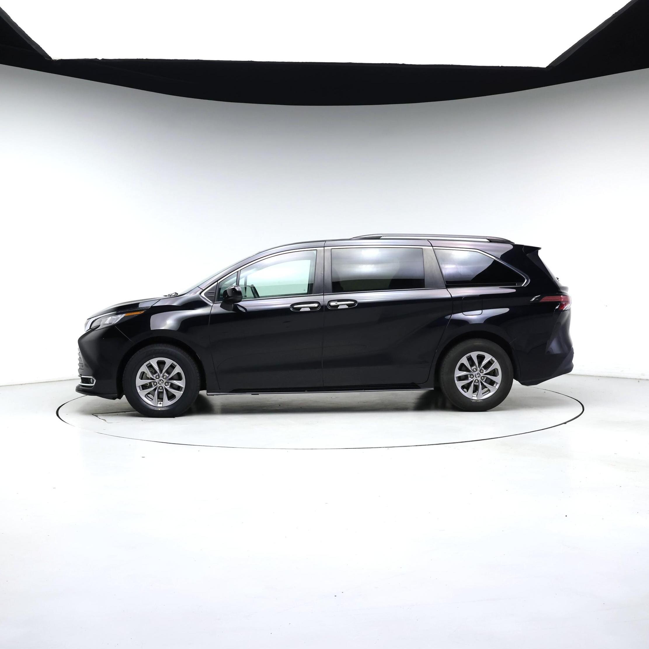 Thumbnail: 2022 Toyota Sienna - 3