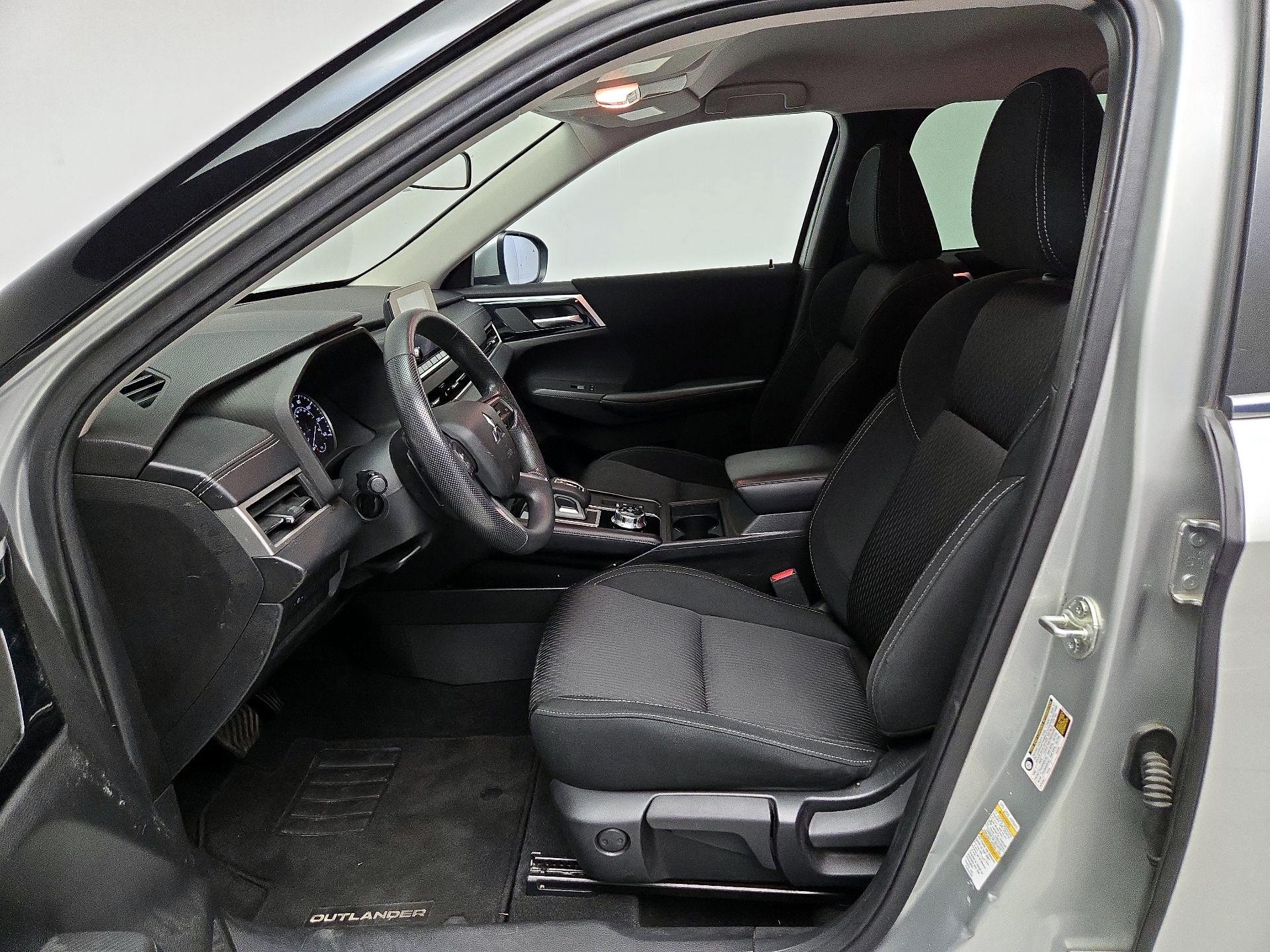Thumbnail: 2022 Mitsubishi Outlander - 11