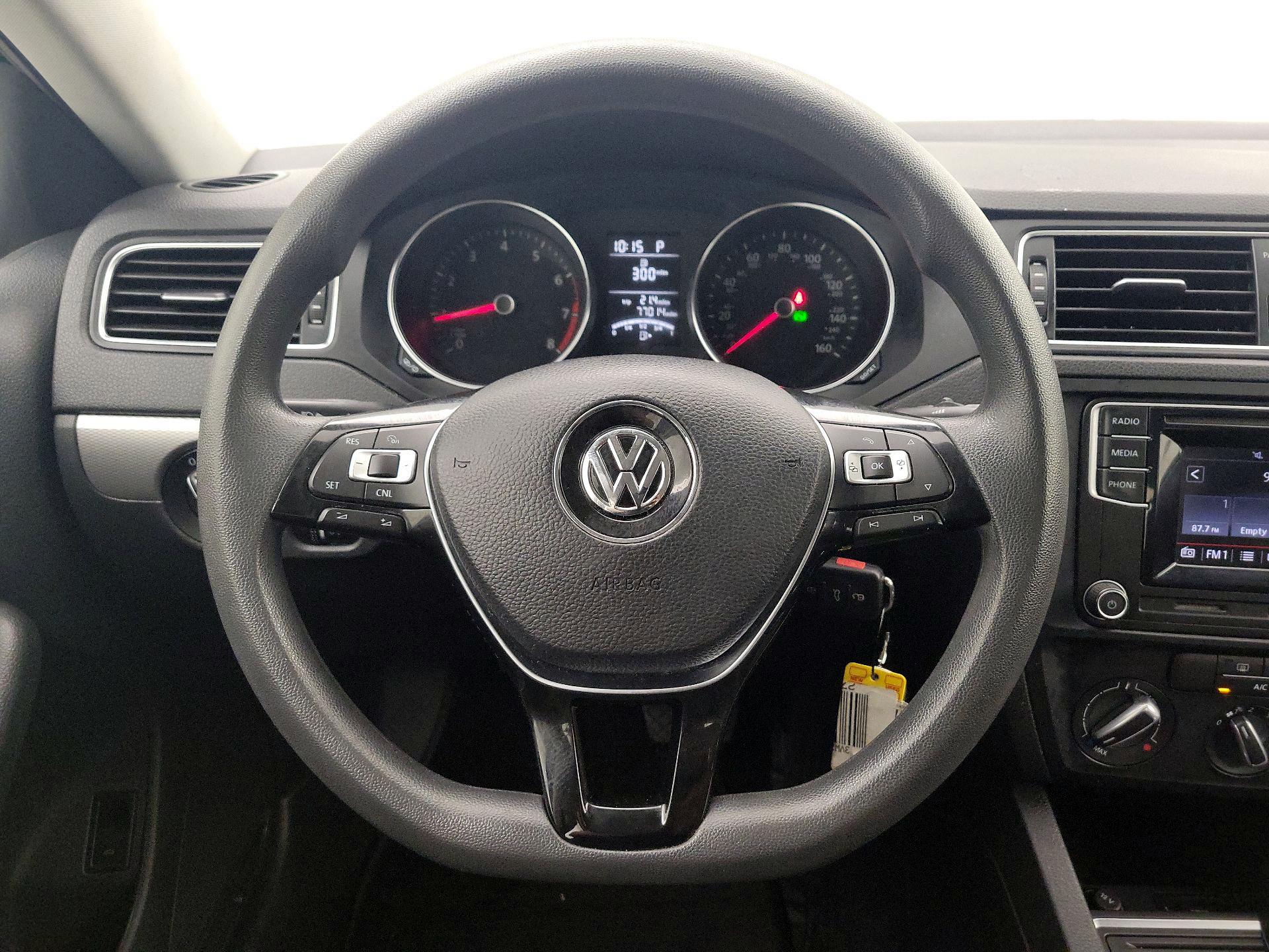 Thumbnail: 2017 Volkswagen Jetta - 10