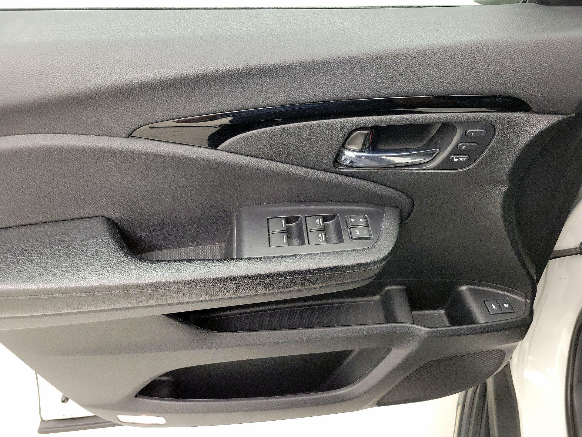 Thumbnail: 2019 Honda Pilot - 12