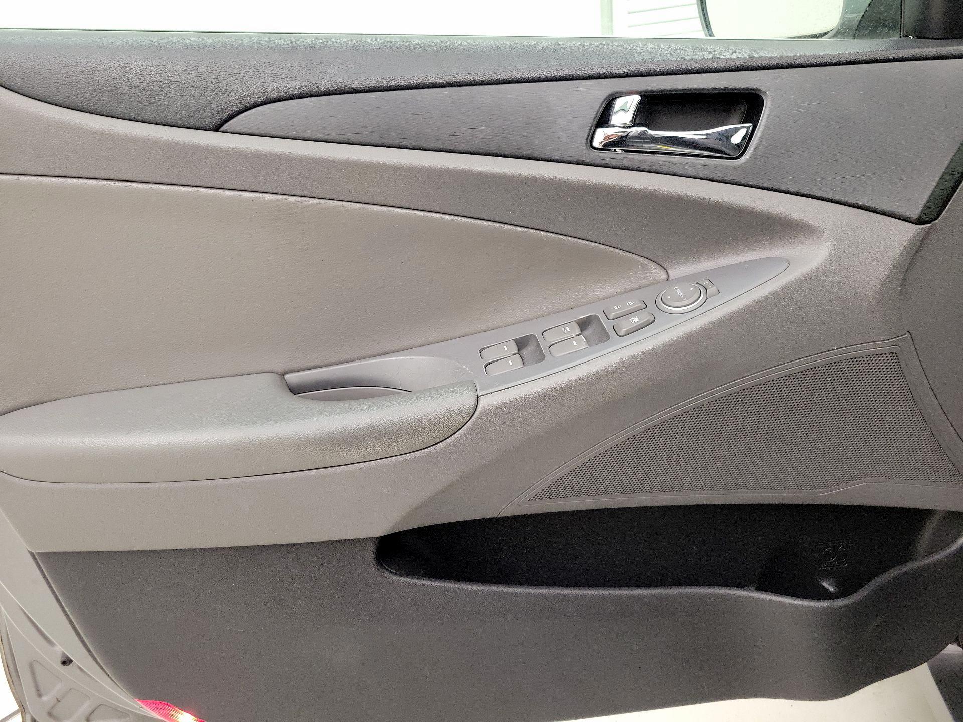 Thumbnail: 2013 Hyundai Sonata - 12