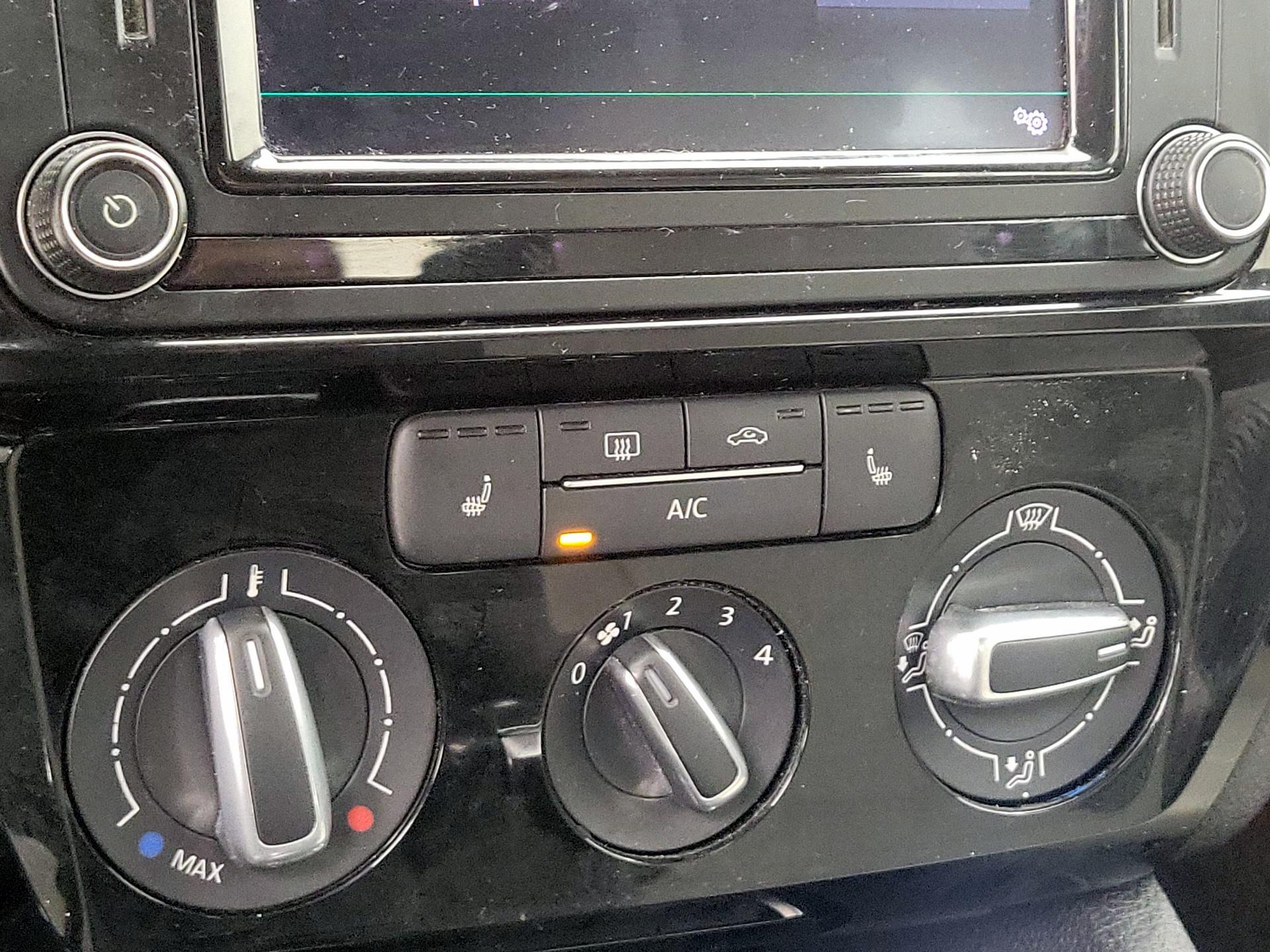 Thumbnail: 2016 Volkswagen Jetta - 16