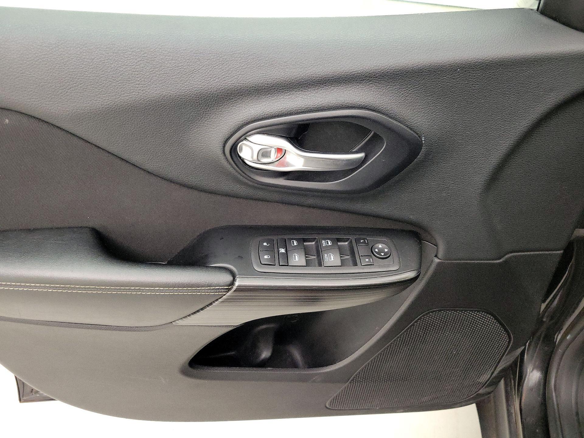 Thumbnail: 2015 Jeep Cherokee - 12