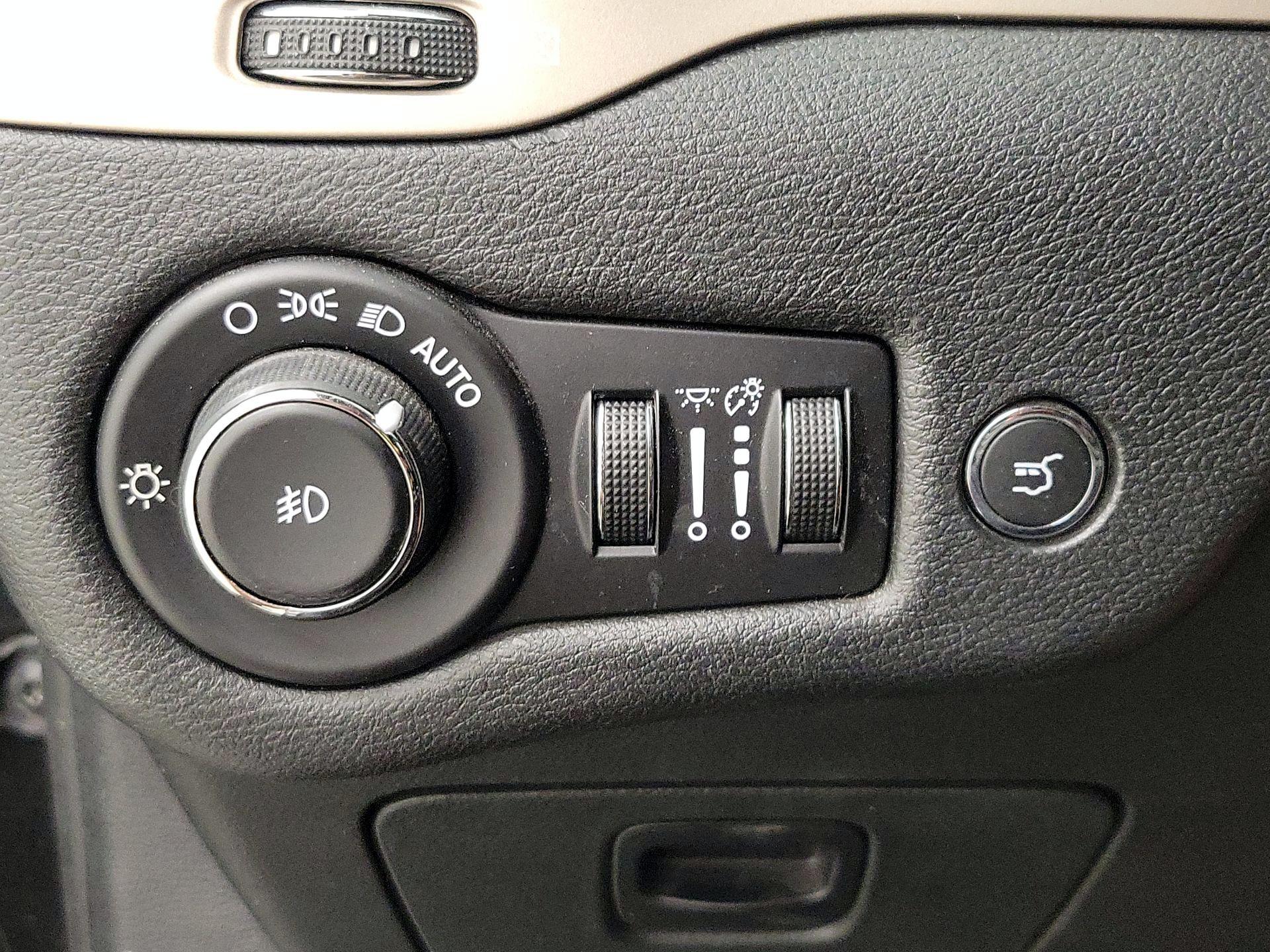 Thumbnail: 2015 Jeep Cherokee - 13