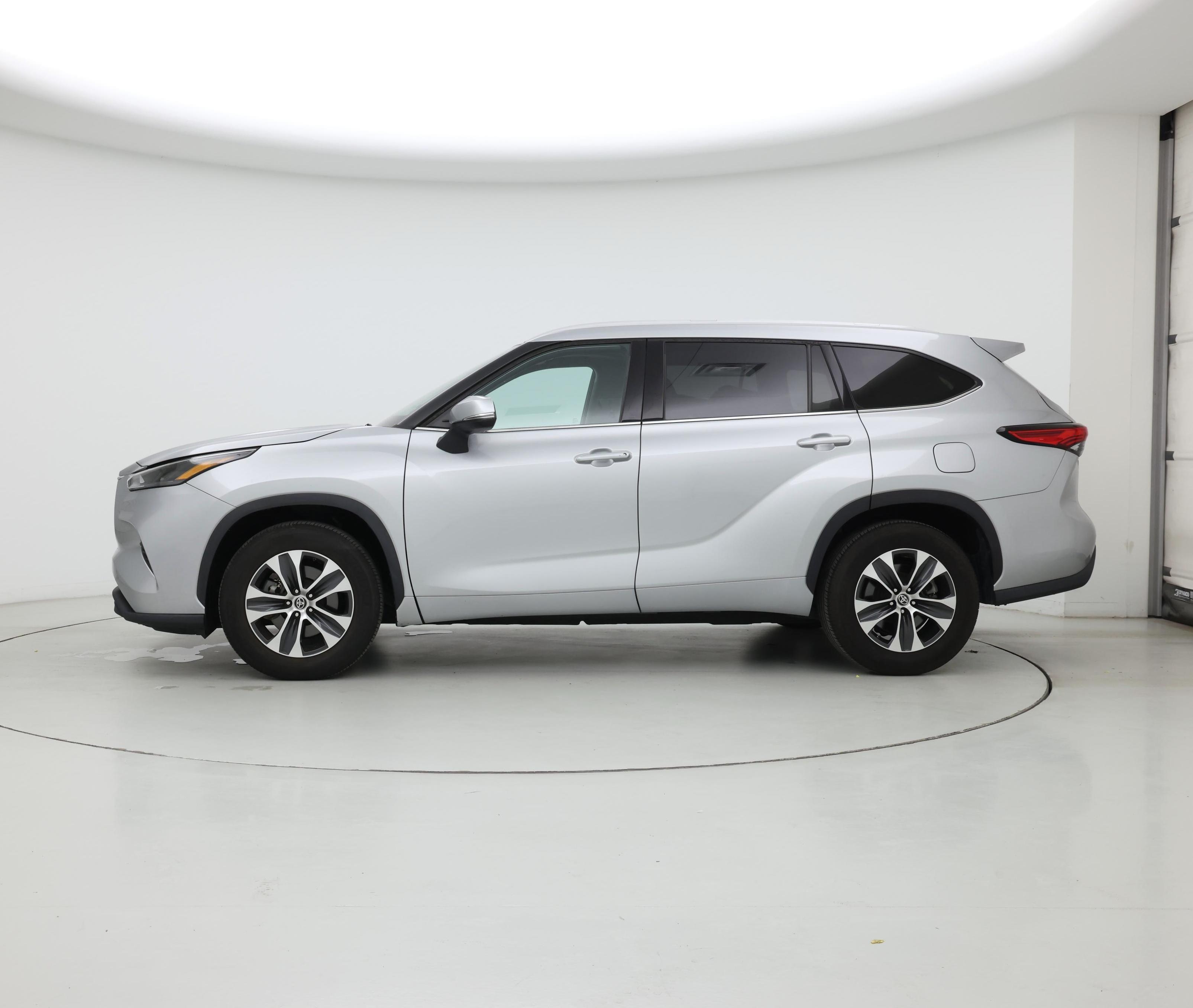 Thumbnail: 2022 Toyota Highlander - 3