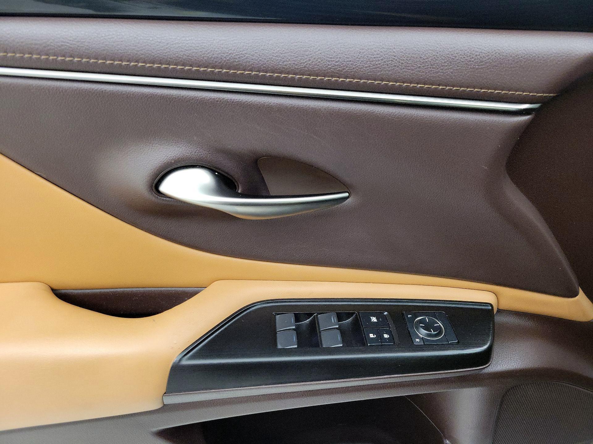 Thumbnail: 2019 Lexus ES - 12