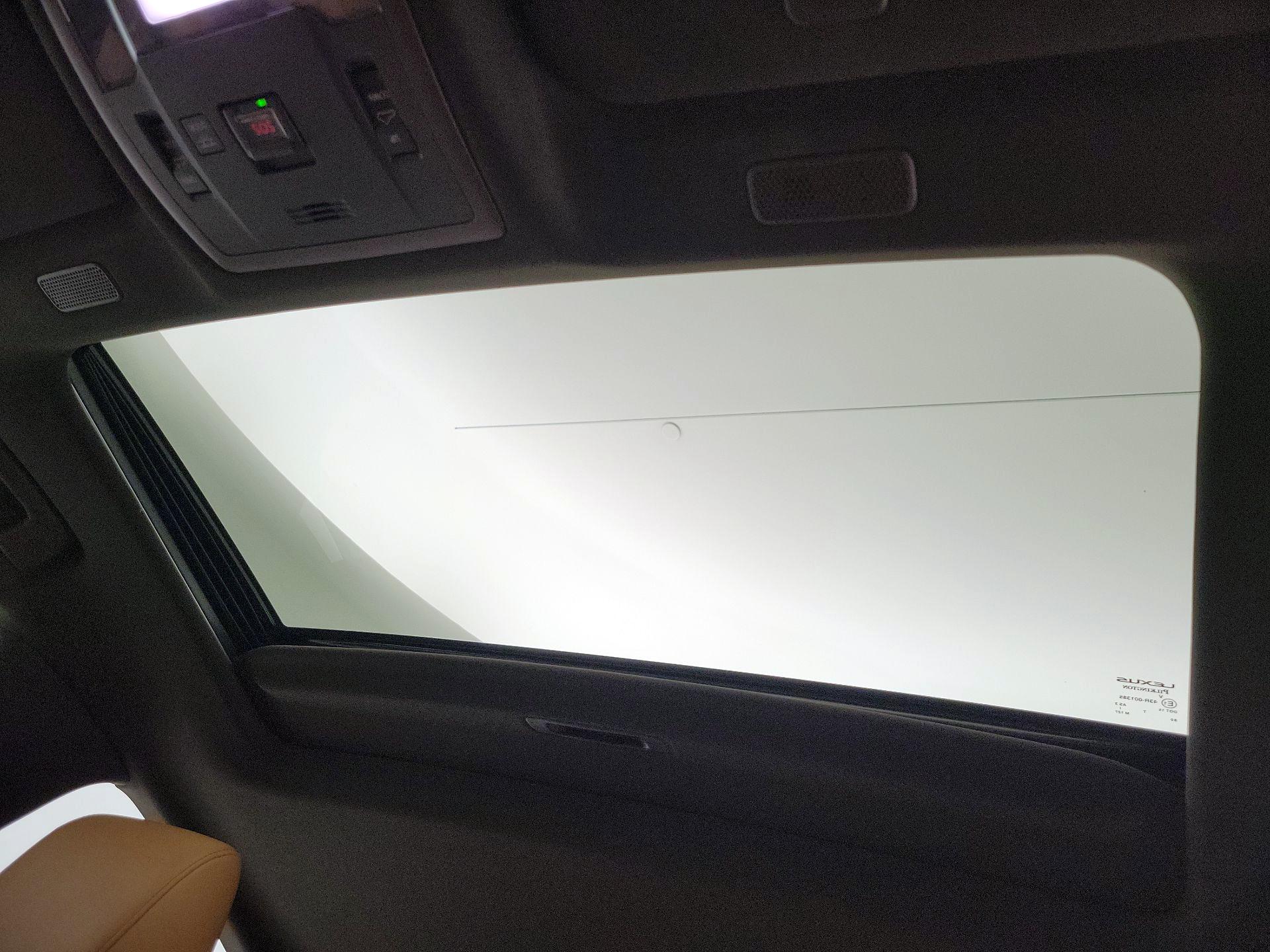 Thumbnail: 2019 Lexus ES - 19