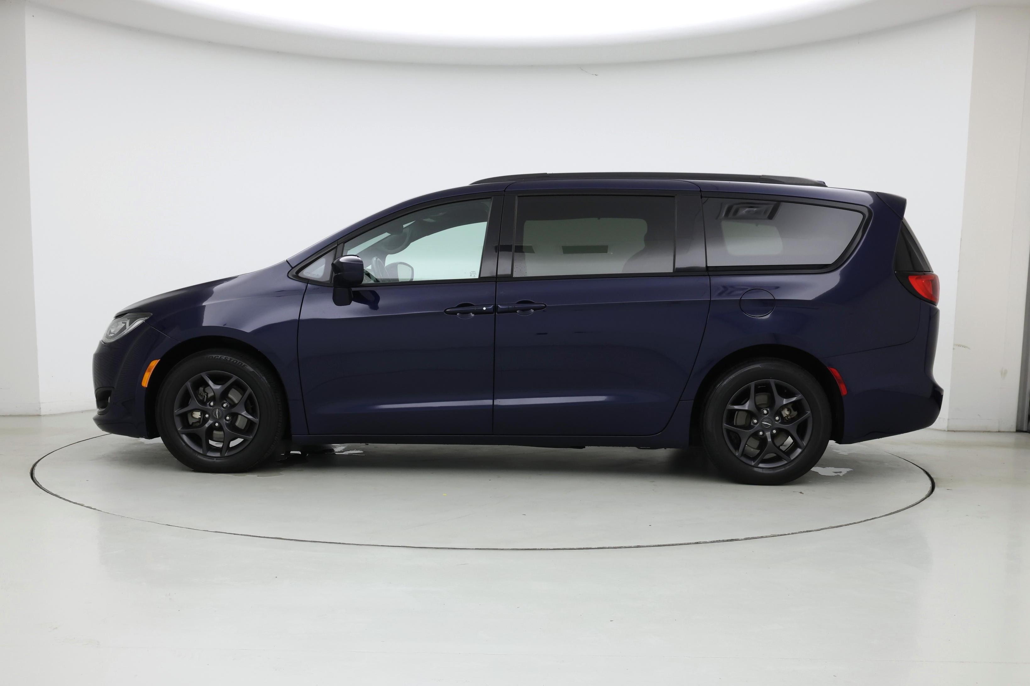 Thumbnail: 2019 Chrysler Pacifica - 3