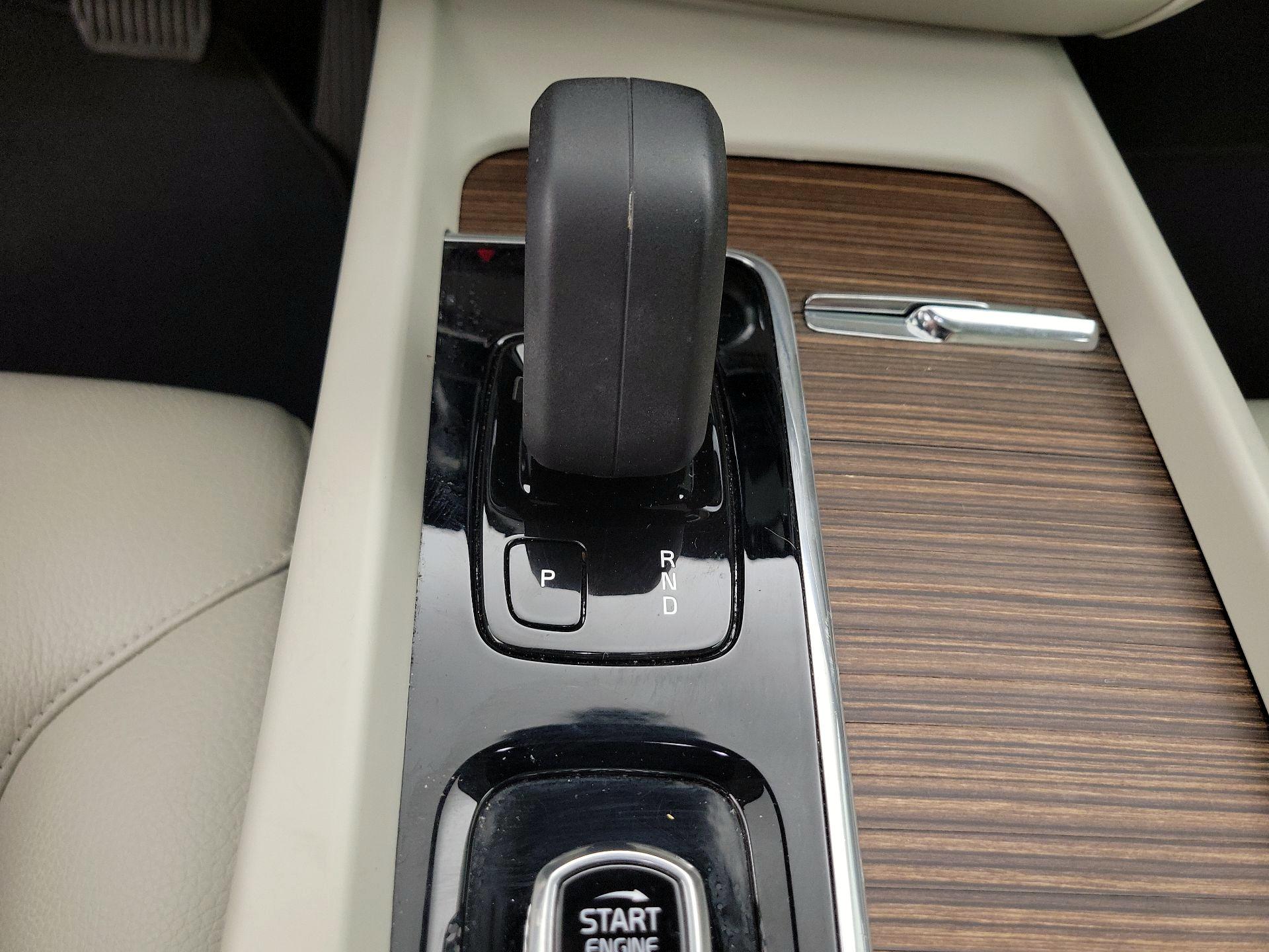 Thumbnail: 2022 Volvo XC60 - 17