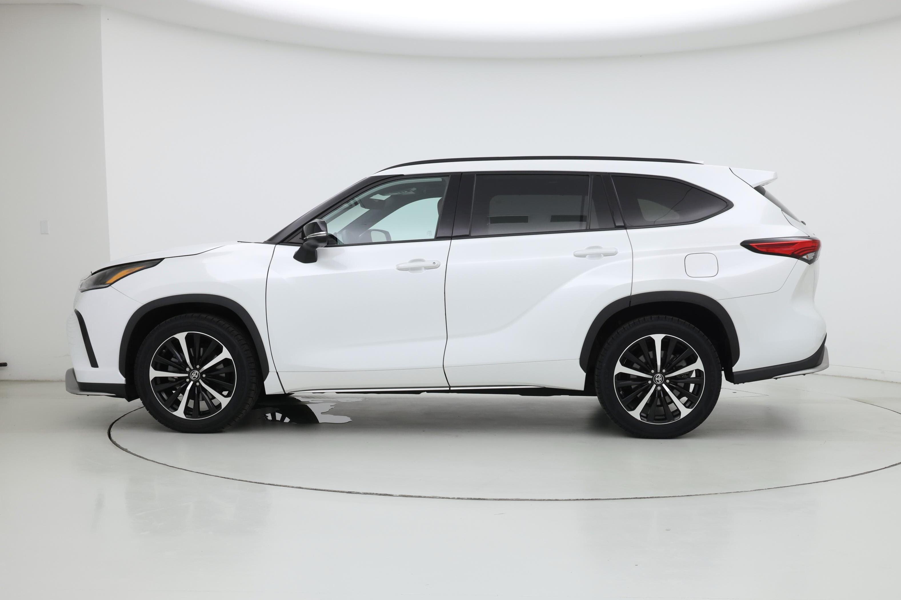 Thumbnail: 2022 Toyota Highlander - 3