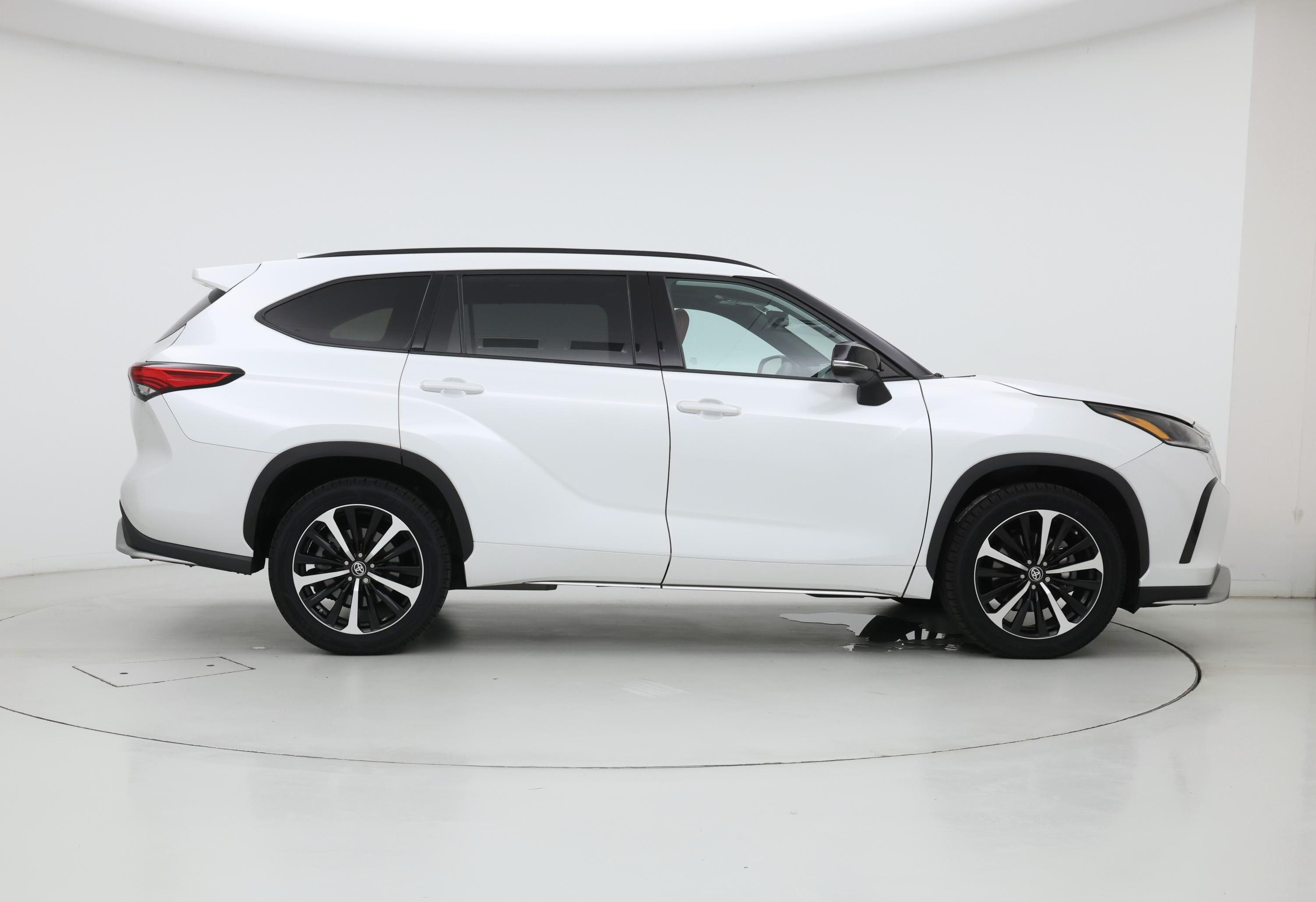 Thumbnail: 2022 Toyota Highlander - 7