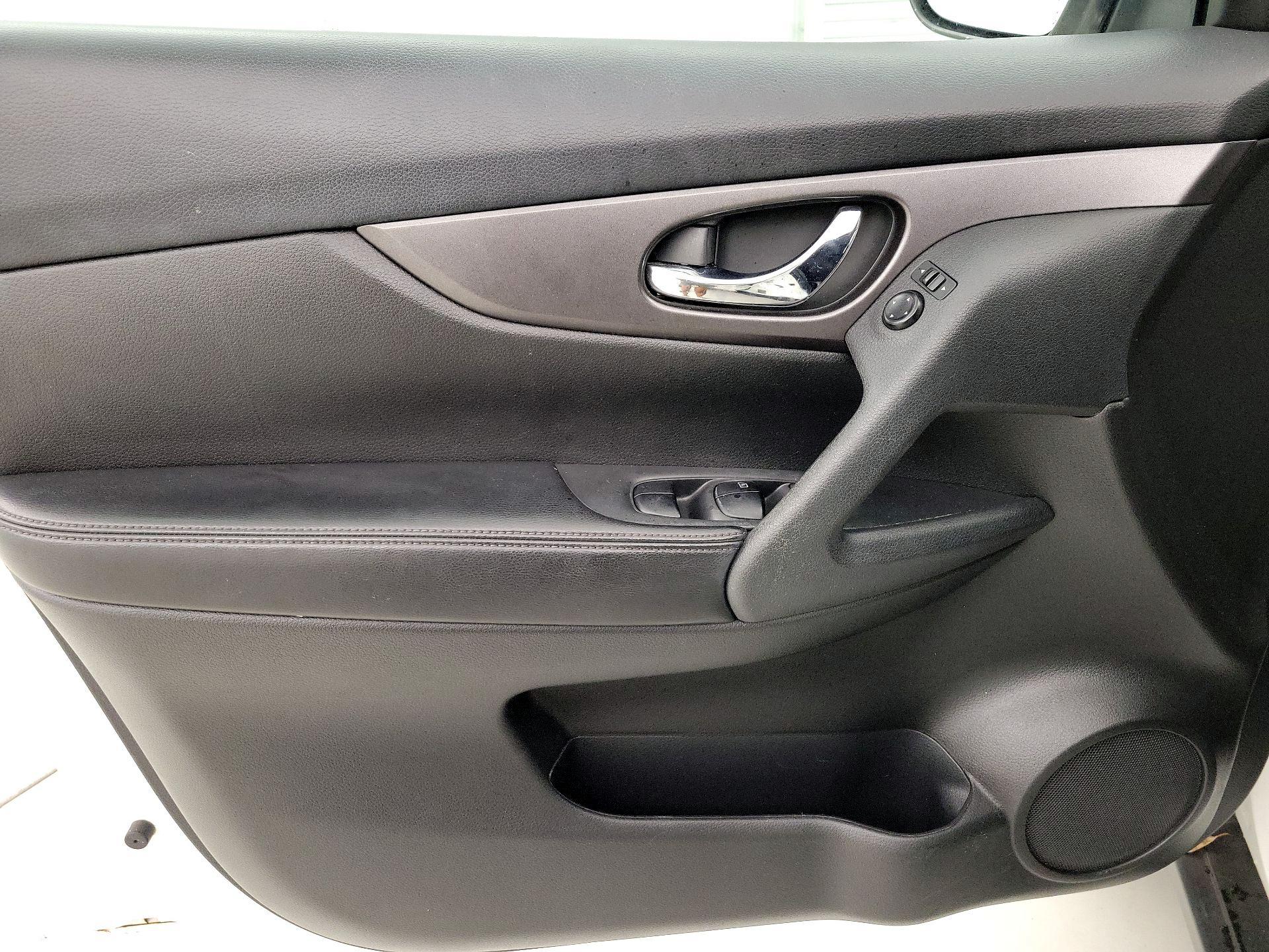 Thumbnail: 2016 Nissan Rogue - 12