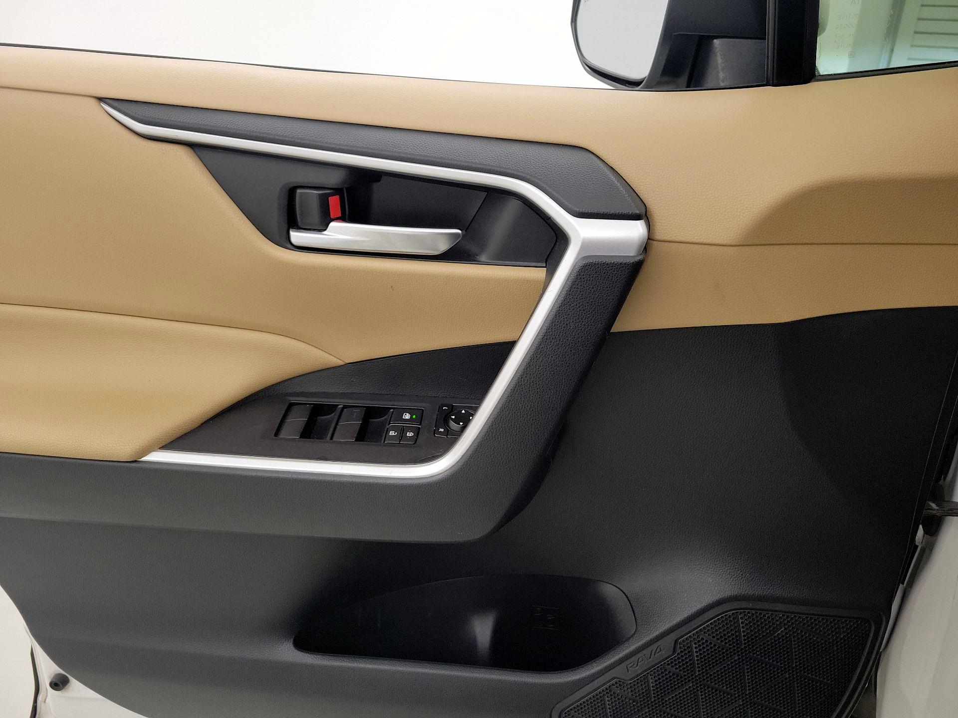 Thumbnail: 2019 Toyota RAV4 - 12