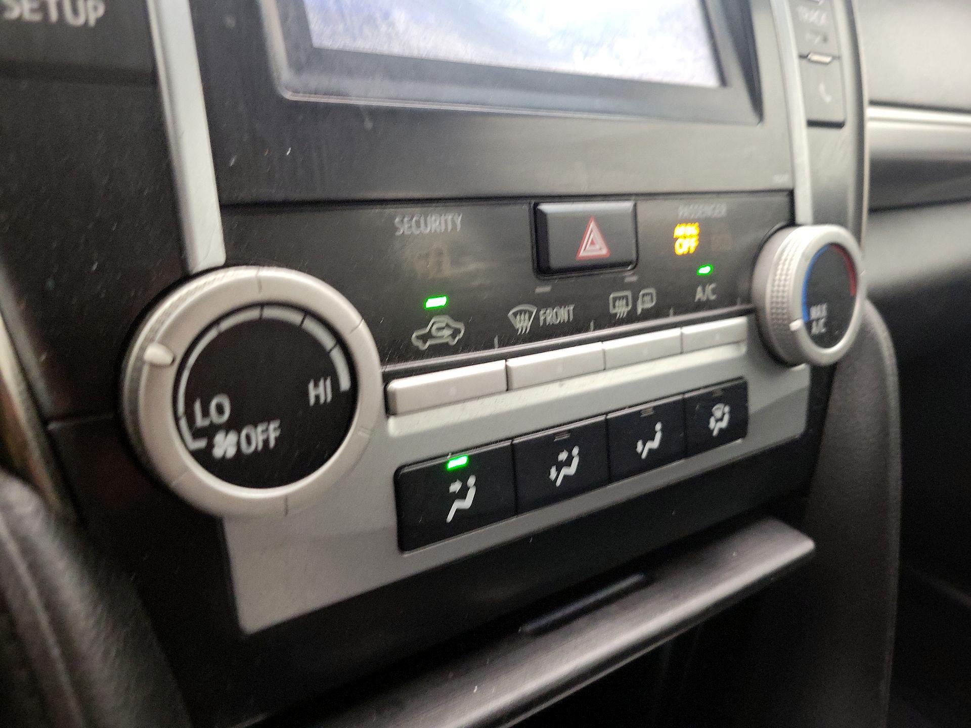 Thumbnail: 2014 Toyota Camry - 16