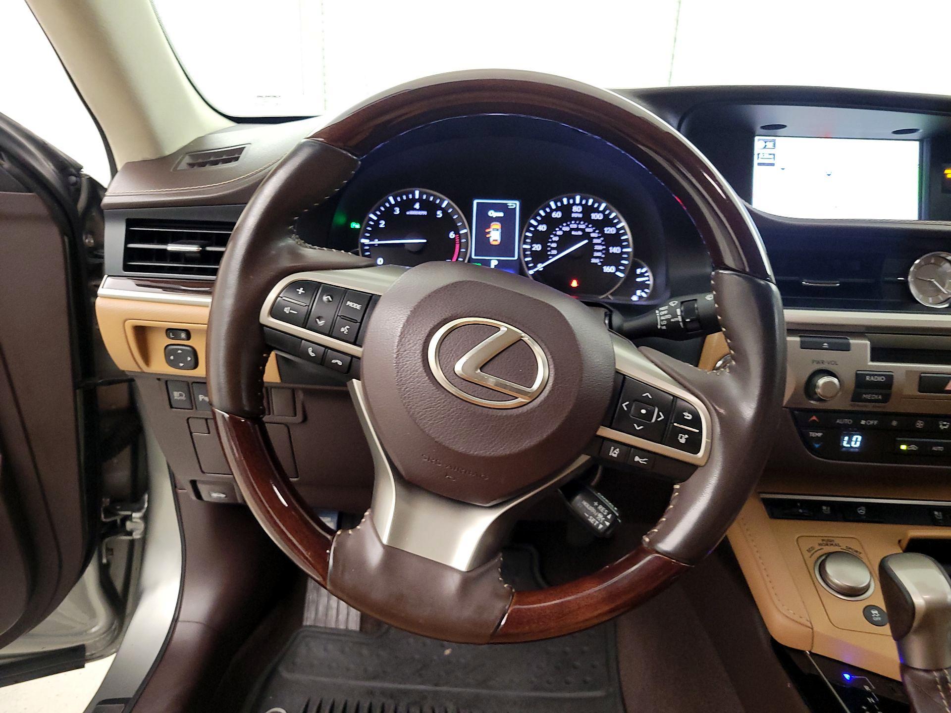 Thumbnail: 2018 Lexus ES - 10